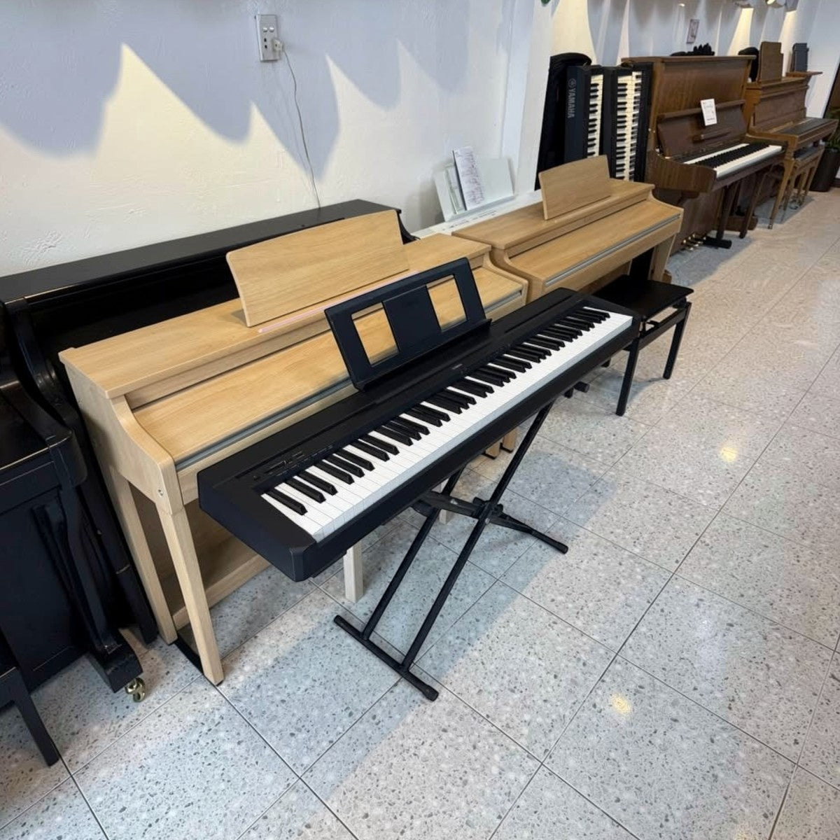 Đàn piano điện Yamaha P45 cũ màu đen tại showroom Tân Nhạc Cụ, thiết kế 88 phím GHS gọn nhẹ cho người mới bắt đầu.