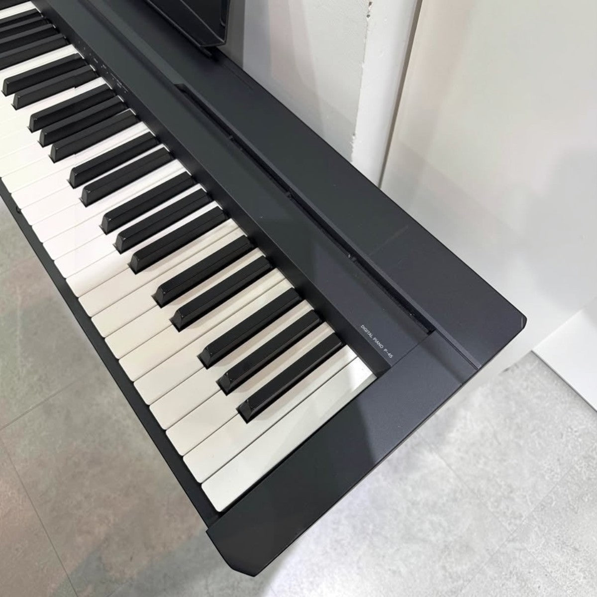 Đàn piano điện Yamaha P45 cũ màu đen tại Tân Nhạc Cụ với bàn phím 88 phím GHS có trọng lượng