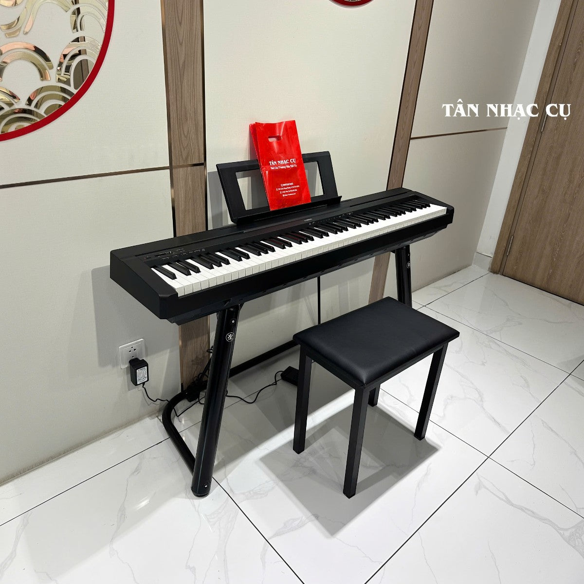 Đàn piano điện Yamaha P-45 màu đen tại TÂN NHẠC CỤ, thiết kế 88 phím búa GHS nhỏ gọn kèm chân và ghế ngồi.