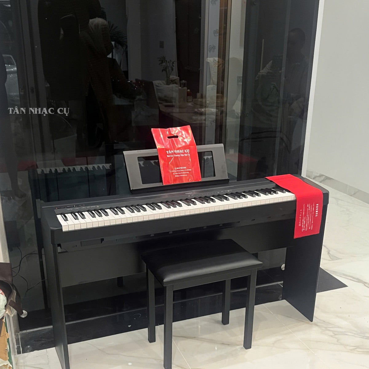 Đàn piano điện Yamaha P-45 màu đen tại showroom TÂN NHẠC CỤ, kèm ghế và giá nhạc