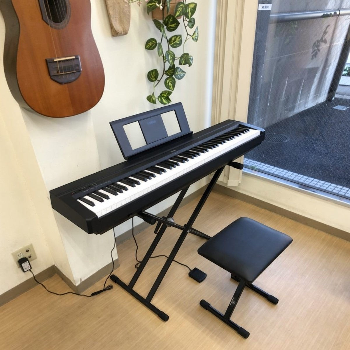 Đàn piano điện Yamaha P-45 màu đen với 88 phím búa GHS tại showroom TÂN NHẠC CỤ