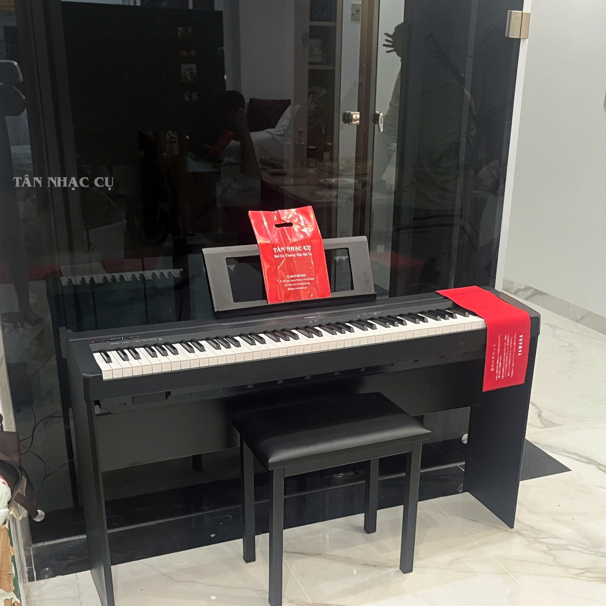 Đàn piano điện Yamaha P-45 màu đen tại showroom TÂN NHẠC CỤ, thiết kế 88 phím búa GHS nhỏ gọn cho người mới học.