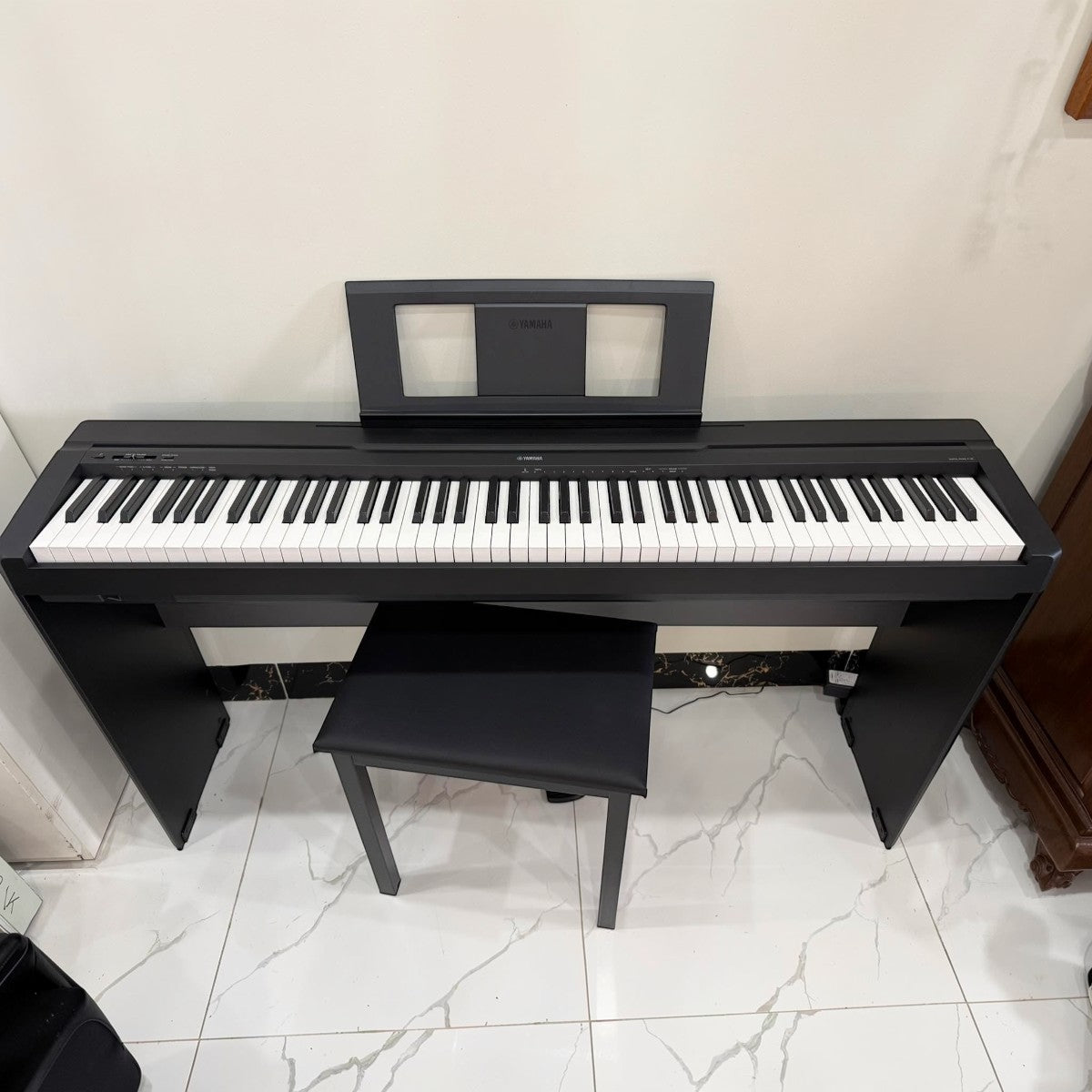 Đàn piano điện Yamaha P-45 màu đen 88 phím tại TÂN NHẠC CỤ, thiết kế nhỏ gọn kèm giá nhạc và ghế ngồi.