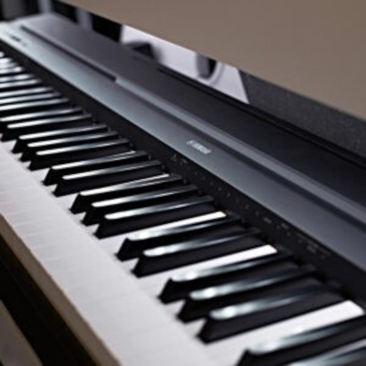Đàn piano điện Yamaha P-45 màu đen với 88 phím búa GHS tại TÂN NHẠC CỤ, thiết kế nhỏ gọn cho người mới học.