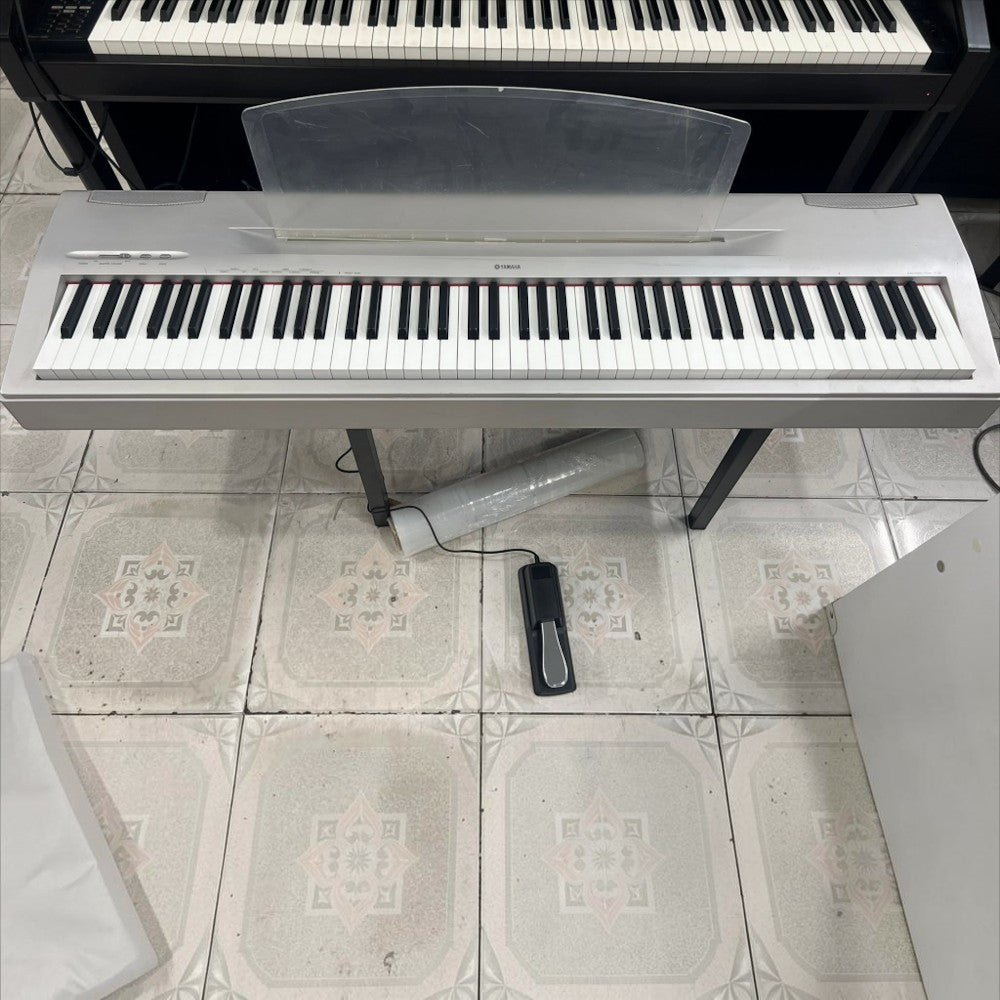 Đàn piano điện Yamaha P60S màu bạc với 88 phím búa tại cửa hàng TÂN NHẠC CỤ