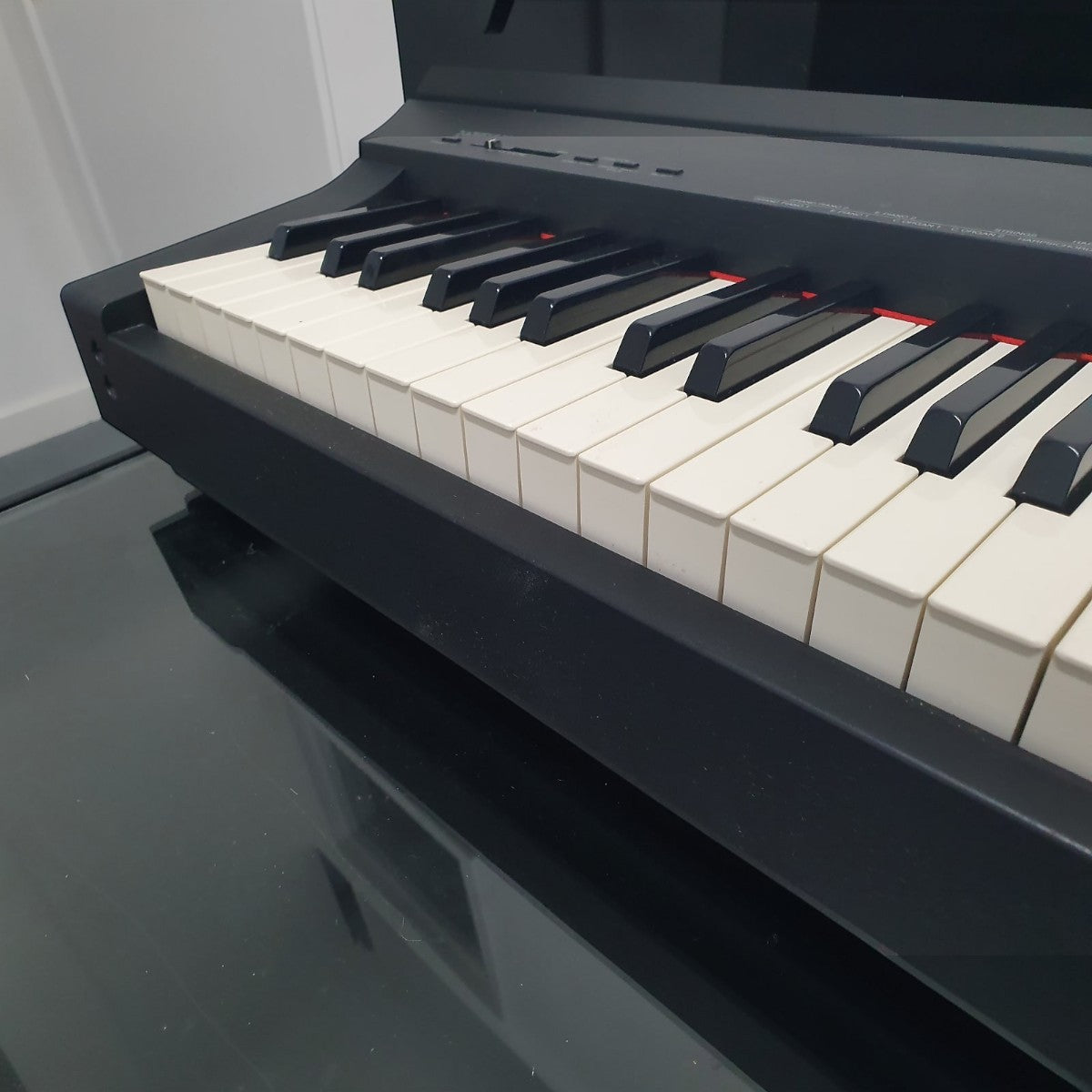 Đàn piano điện TÂN NHẠC CỤ Yamaha P70 màu đen với bàn phím 88 phím búa GHS thiết kế gọn nhẹ