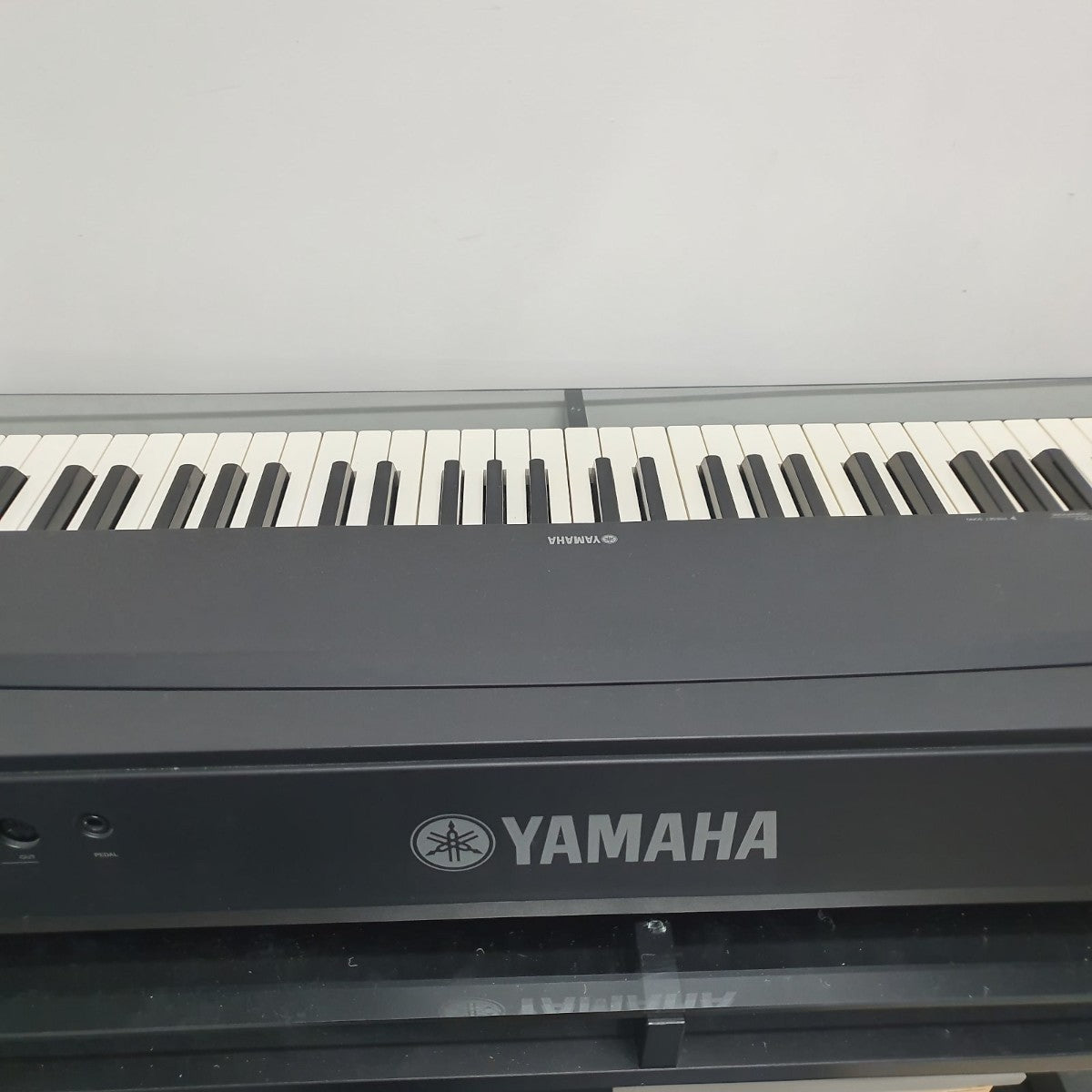 Đàn piano điện TÂN NHẠC CỤ Yamaha P70 màu đen với 88 phím búa GHS thiết kế gọn nhẹ