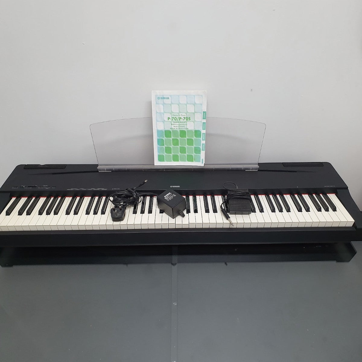 Đàn piano điện TÂN NHẠC CỤ Yamaha P70 88 phím búa kèm sách hướng dẫn, nguồn và pedal