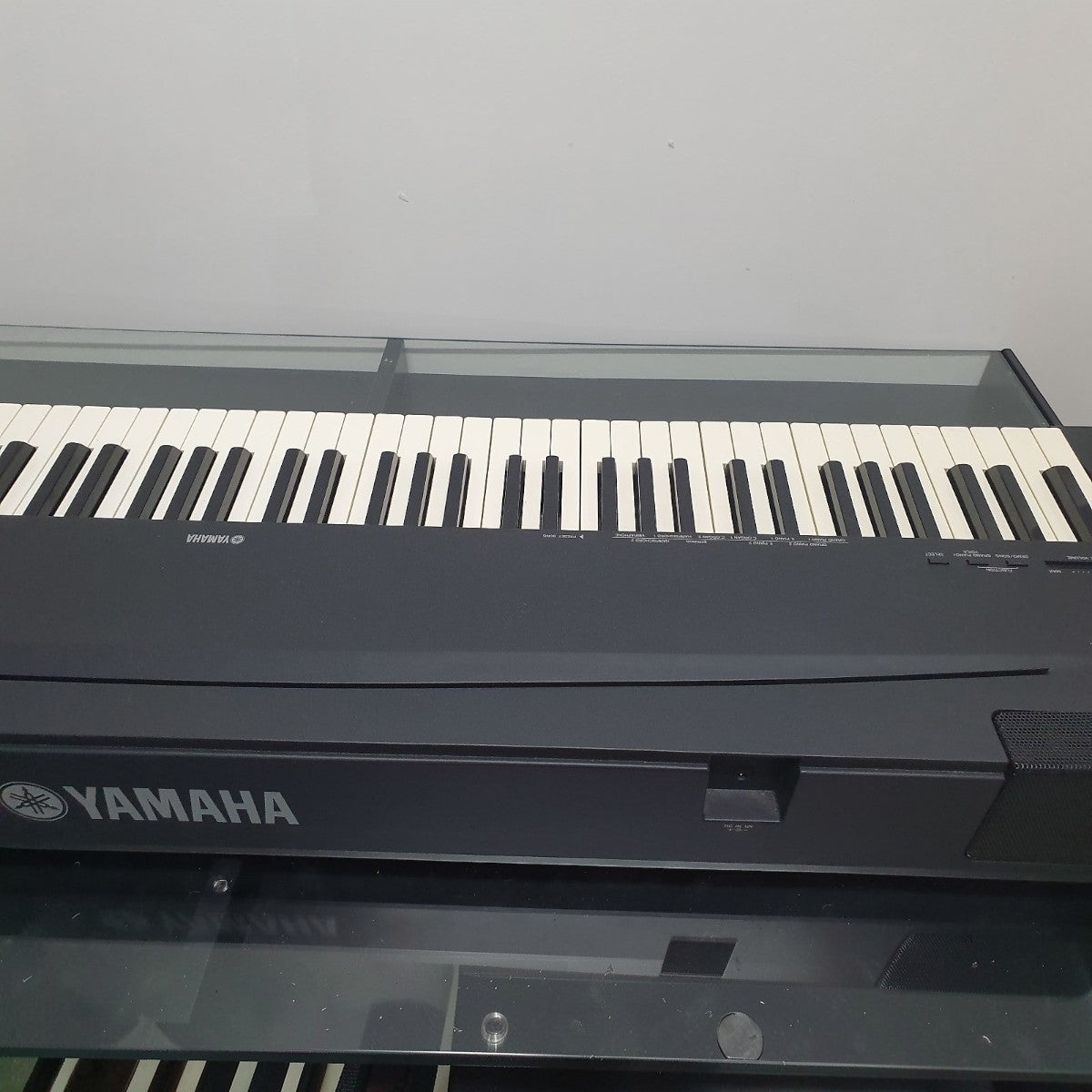 Đàn piano điện TÂN NHẠC CỤ Yamaha P70 màu đen với 88 phím búa GHS thiết kế gọn nhẹ