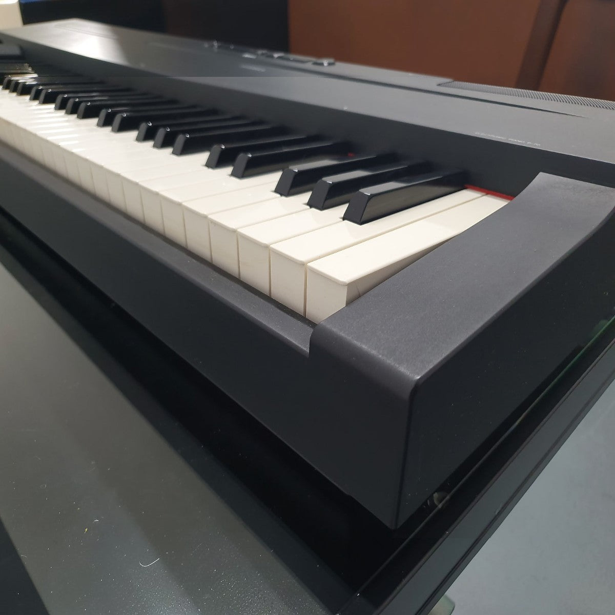 Đàn piano điện Yamaha P70 màu đen với 88 phím búa GHS tại cửa hàng TÂN NHẠC CỤ