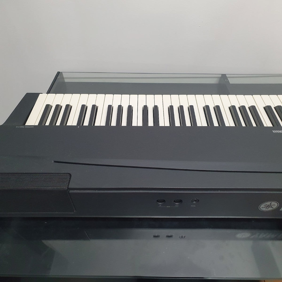 Đàn piano điện Yamaha P70 màu đen với 88 phím búa tại TÂN NHẠC CỤ