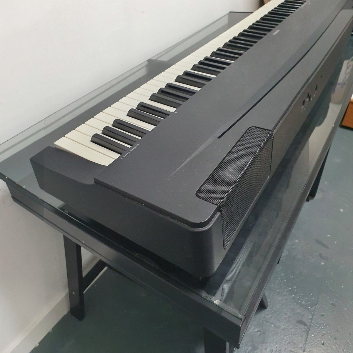 Đàn piano điện Yamaha P70 màu đen với 88 phím búa tại cửa hàng TÂN NHẠC CỤ