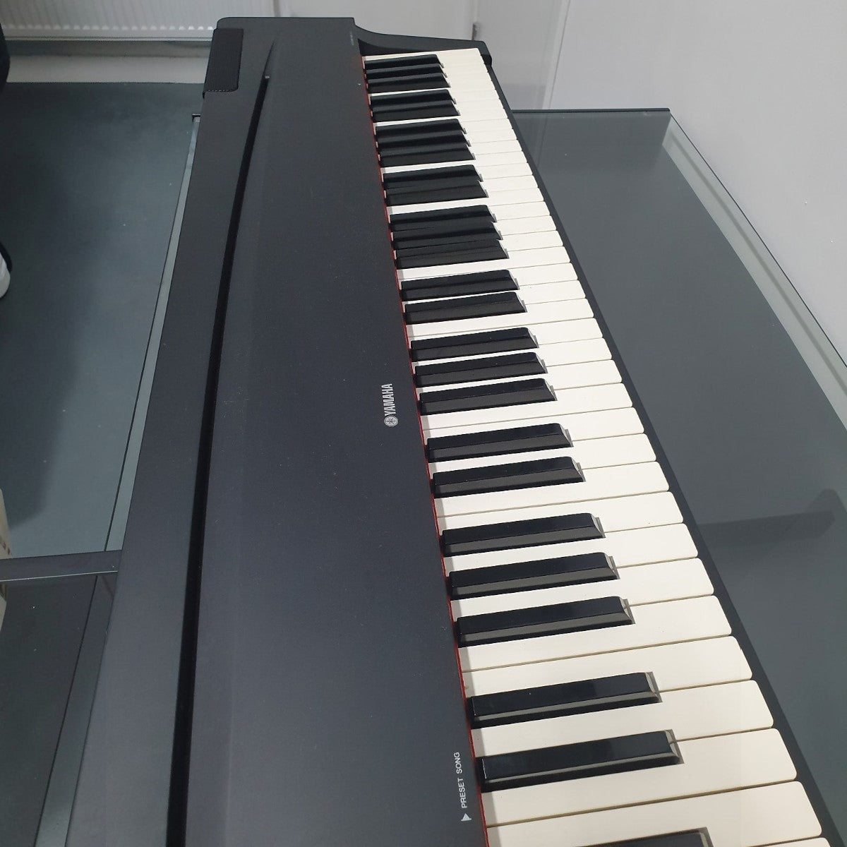 Đàn piano điện Yamaha P70 màu đen với 88 phím búa GHS tại cửa hàng TÂN NHẠC CỤ