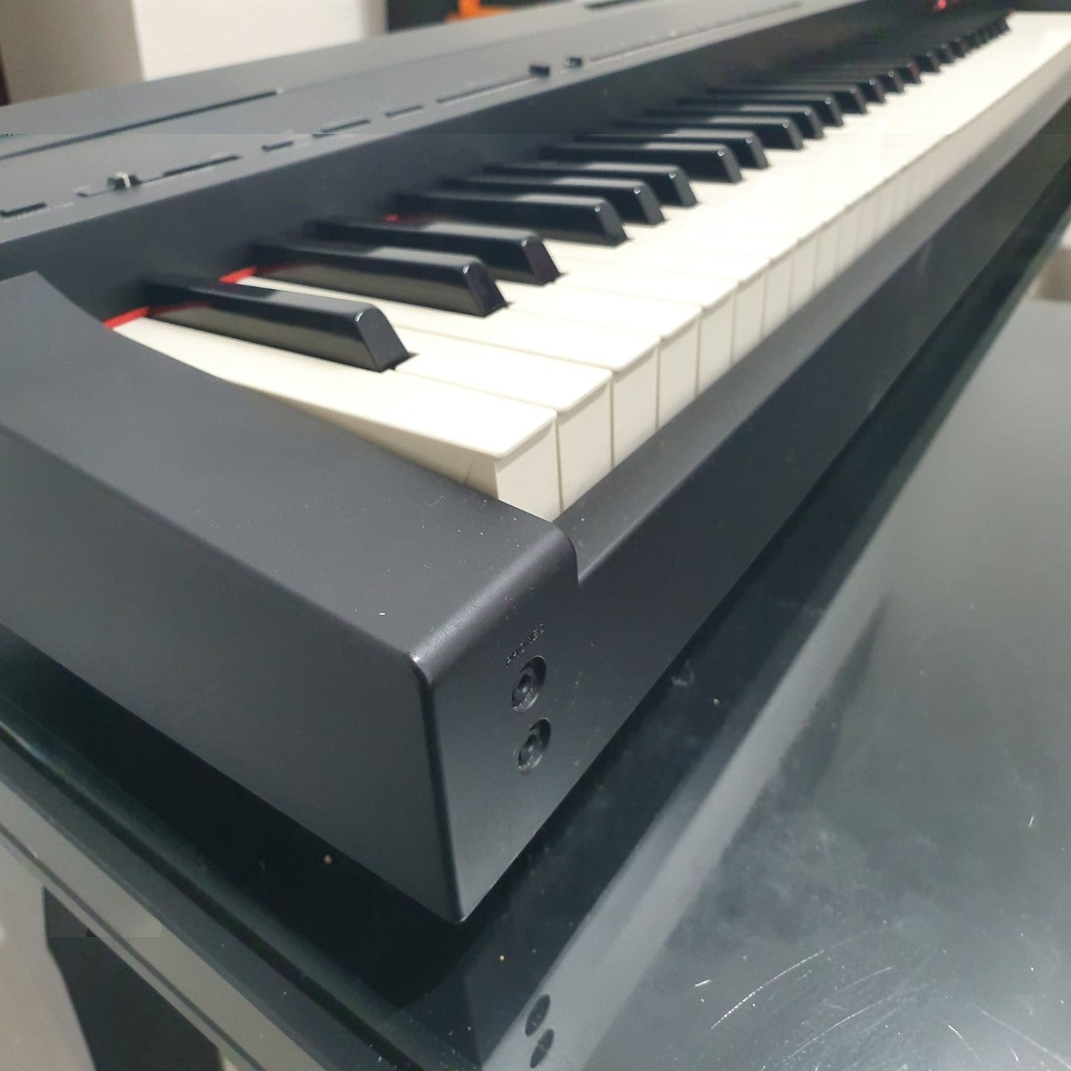 Đàn piano điện Yamaha P70 màu đen với 88 phím búa GHS tại TÂN NHẠC CỤ, thiết kế gọn nhẹ cho người mới tập.