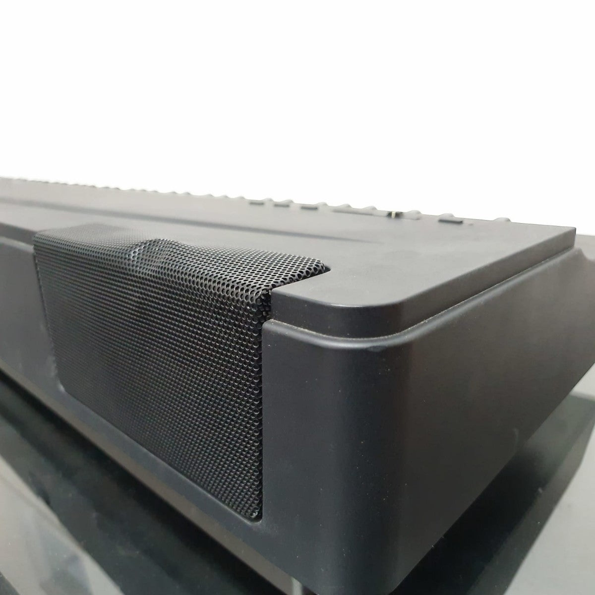 Đàn piano điện TÂN NHẠC CỤ Yamaha P70 màu đen với thiết kế loa tích hợp gọn gàng