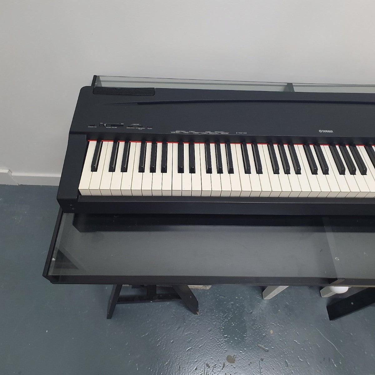 Đàn piano điện TÂN NHẠC CỤ Yamaha P70 màu đen với 88 phím búa GHS, thiết kế gọn nhẹ cho người mới tập.