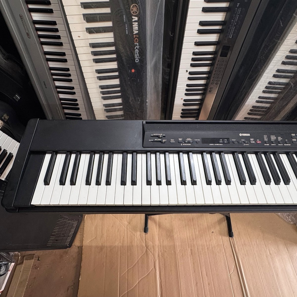 Đàn piano điện Yamaha P80 màu đen với bàn phím búa GH tại cửa hàng TÂN NHẠC CỤ