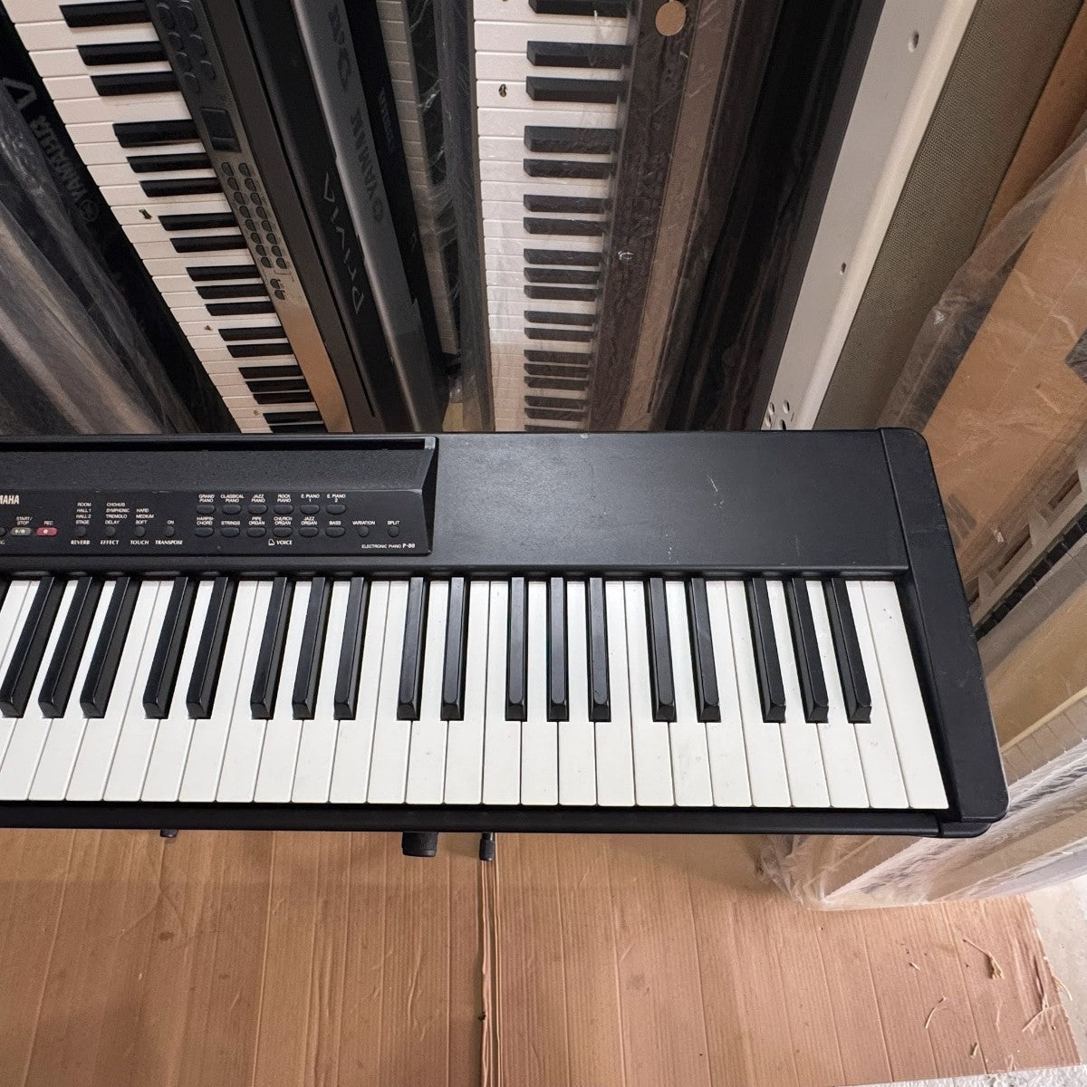 Đàn piano điện Yamaha P80 màu đen với bàn phím búa GH tại cửa hàng TÂN NHẠC CỤ
