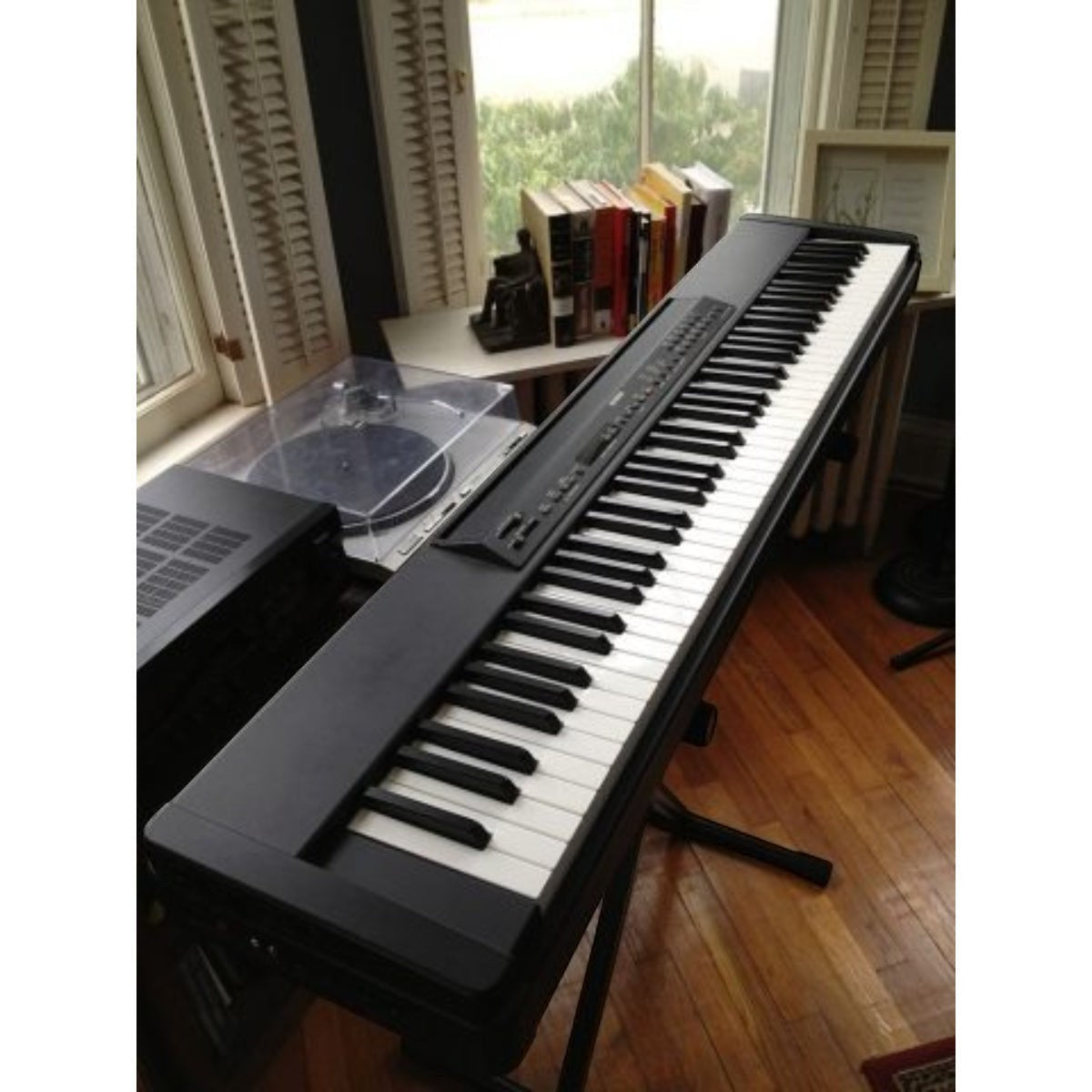 Đàn piano điện Yamaha P80 màu đen với bàn phím búa GH tại Tân Nhạc Cụ, thiết kế mỏng gọn đặt trên chân đàn
