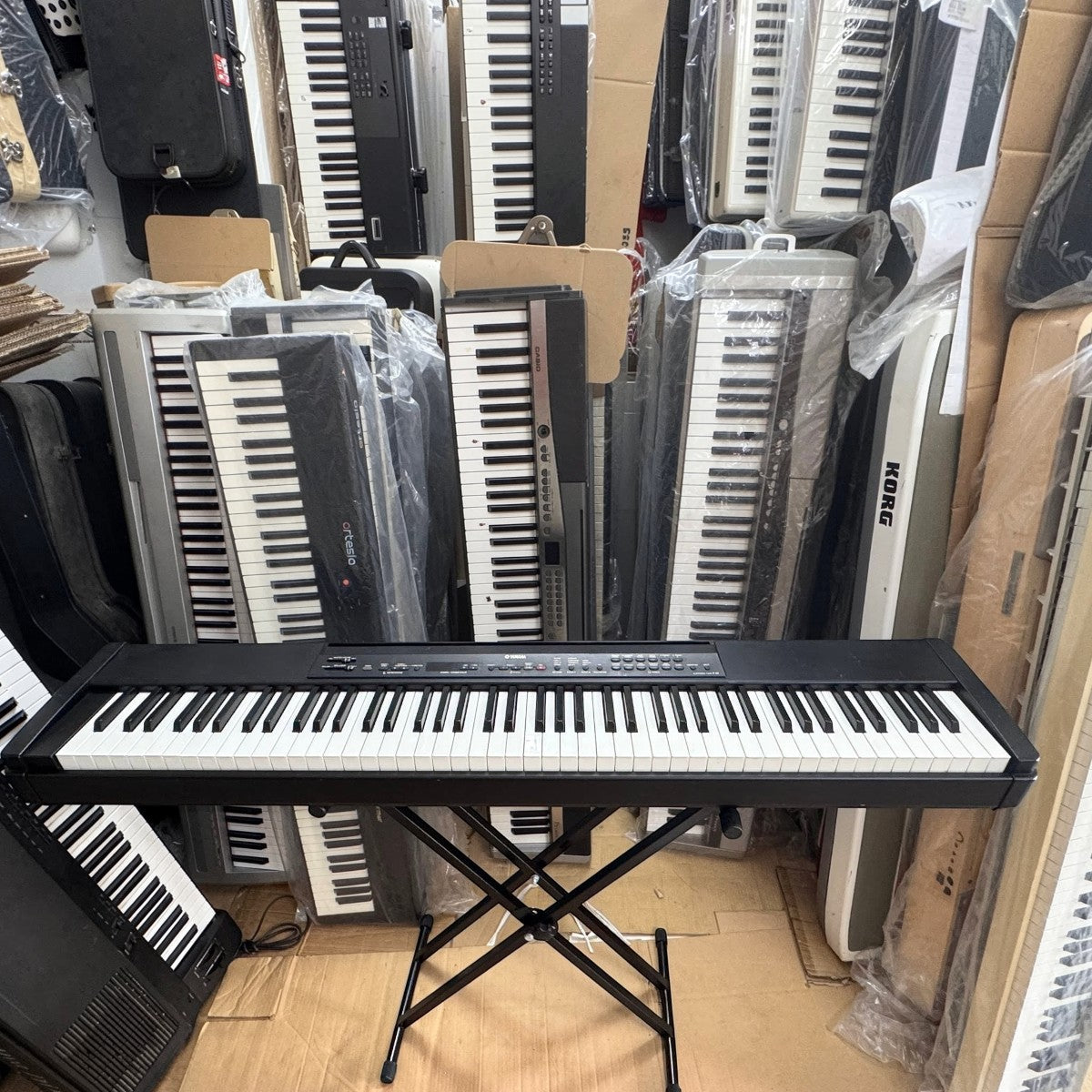 Đàn piano điện Yamaha P80 màu đen với bàn phím búa GH tại showroom TÂN NHẠC CỤ
