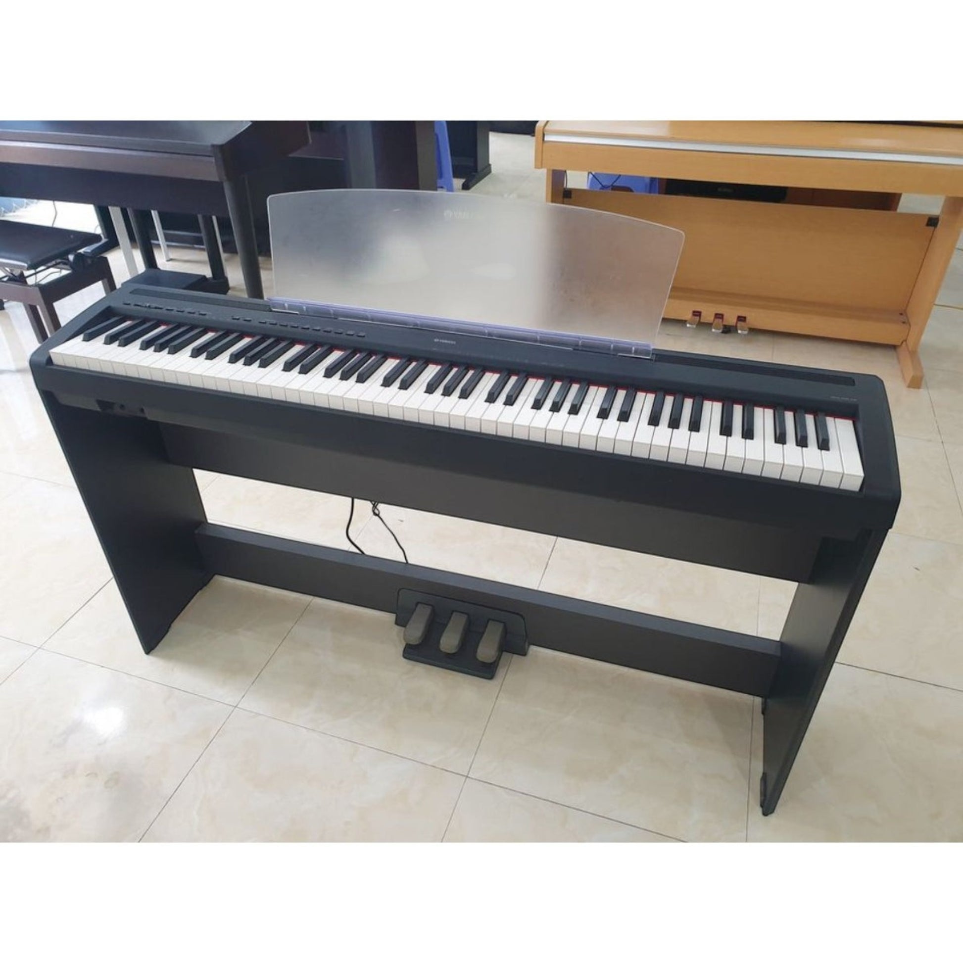 Đàn piano điện Yamaha P95 màu đen tại TÂN NHẠC CỤ với bàn phím búa GHS 88 phím và giá đỡ nhạc trong suốt