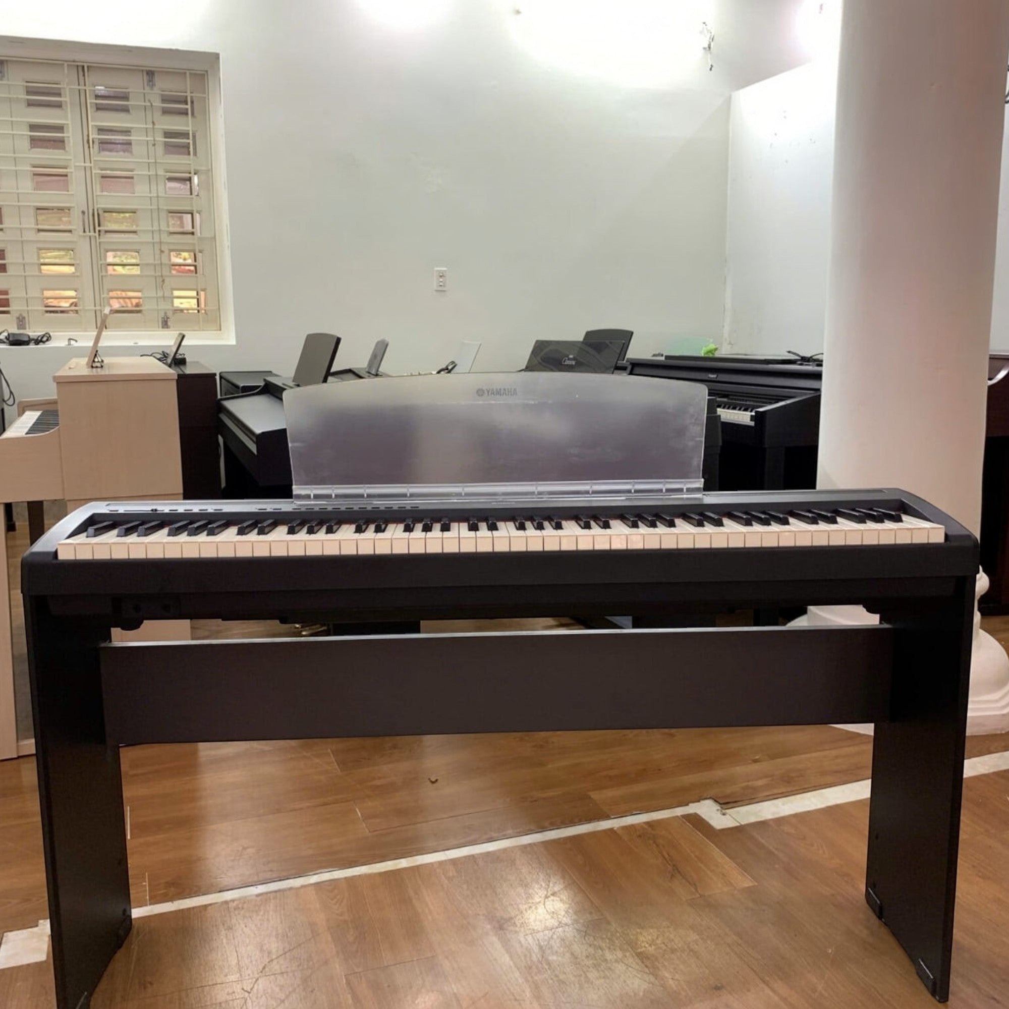 Đàn piano điện Yamaha P95 màu đen tại showroom Tân Nhạc Cụ với thiết kế nhỏ gọn và bàn phím búa GHS 88 phím