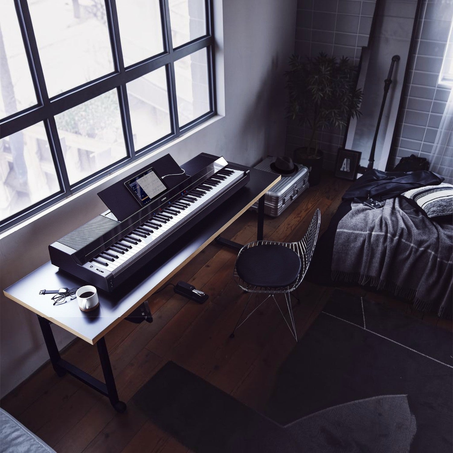 Đàn piano điện thông minh TÂN NHẠC CỤ Yamaha P-S500 màu đen đặt trên bàn làm việc trong phòng hiện đại