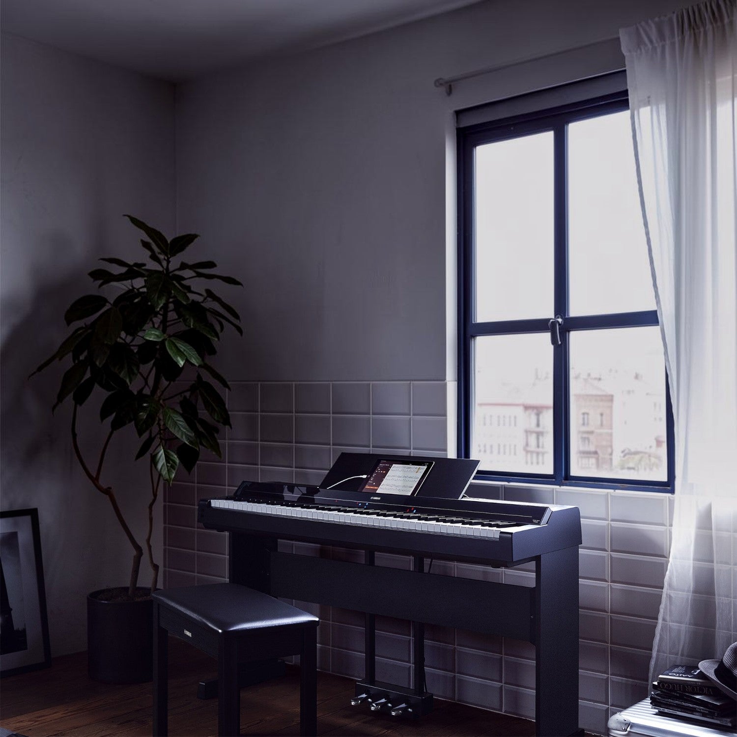 Đàn piano điện thông minh TÂN NHẠC CỤ Yamaha P-S500 màu đen với đèn dẫn phím trong không gian phòng hiện đại
