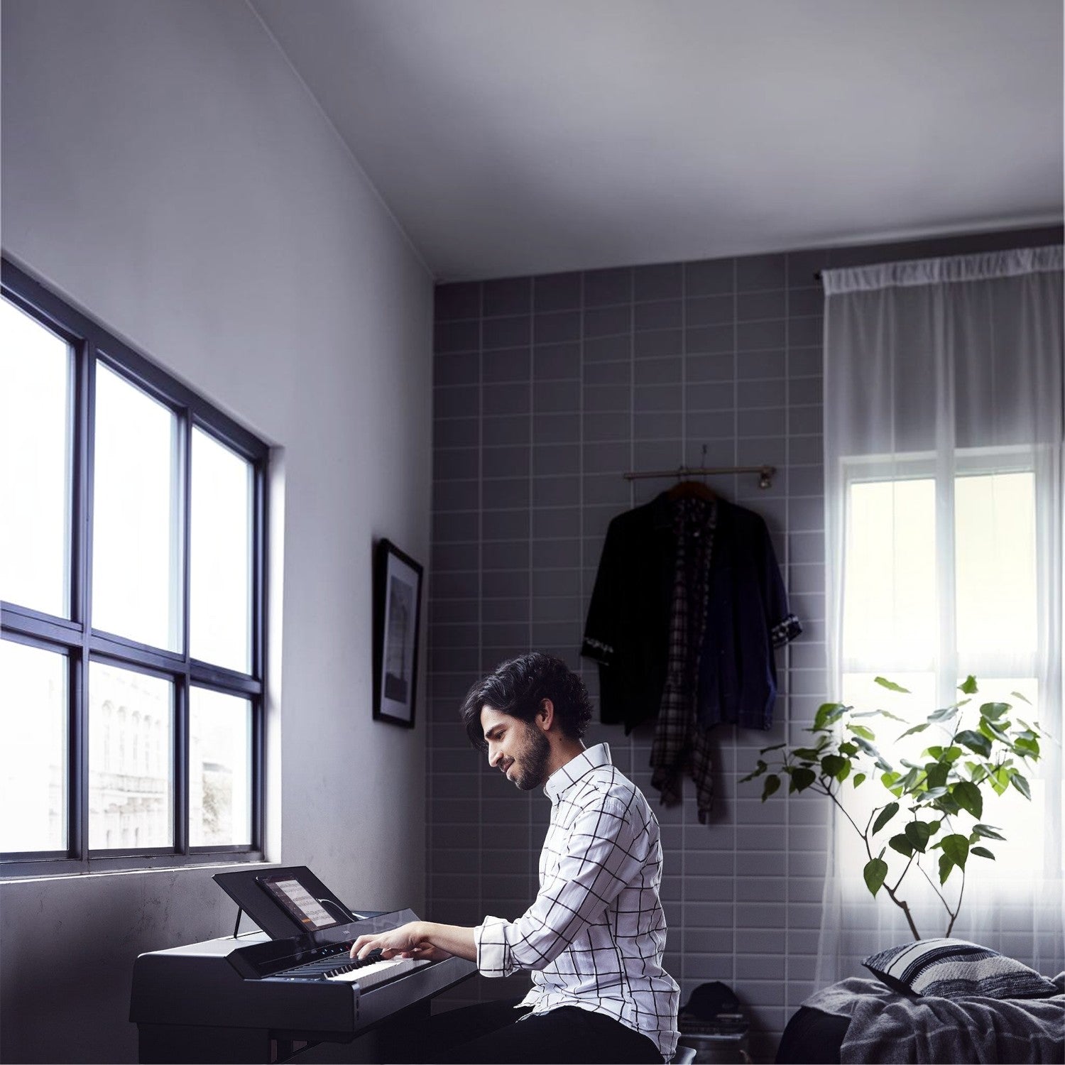 Nam nghệ sĩ chơi đàn piano điện Yamaha P-S500 màu đen với đèn dẫn phím tại nhà, phân phối bởi TÂN NHẠC CỤ