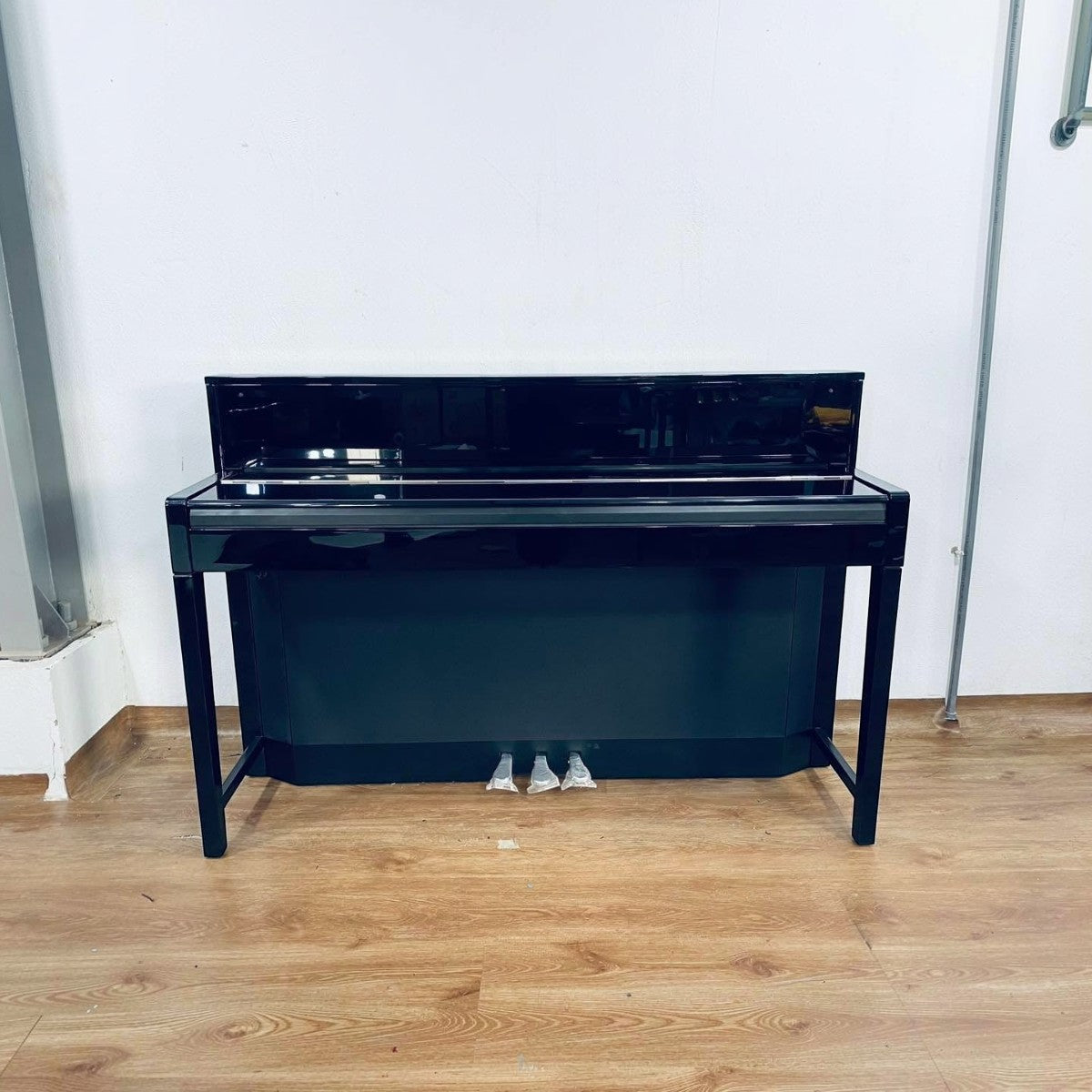 Đàn piano điện Yamaha SCLP-308 PE màu đen bóng với thiết kế slimline sang trọng tại TÂN NHẠC CỤ