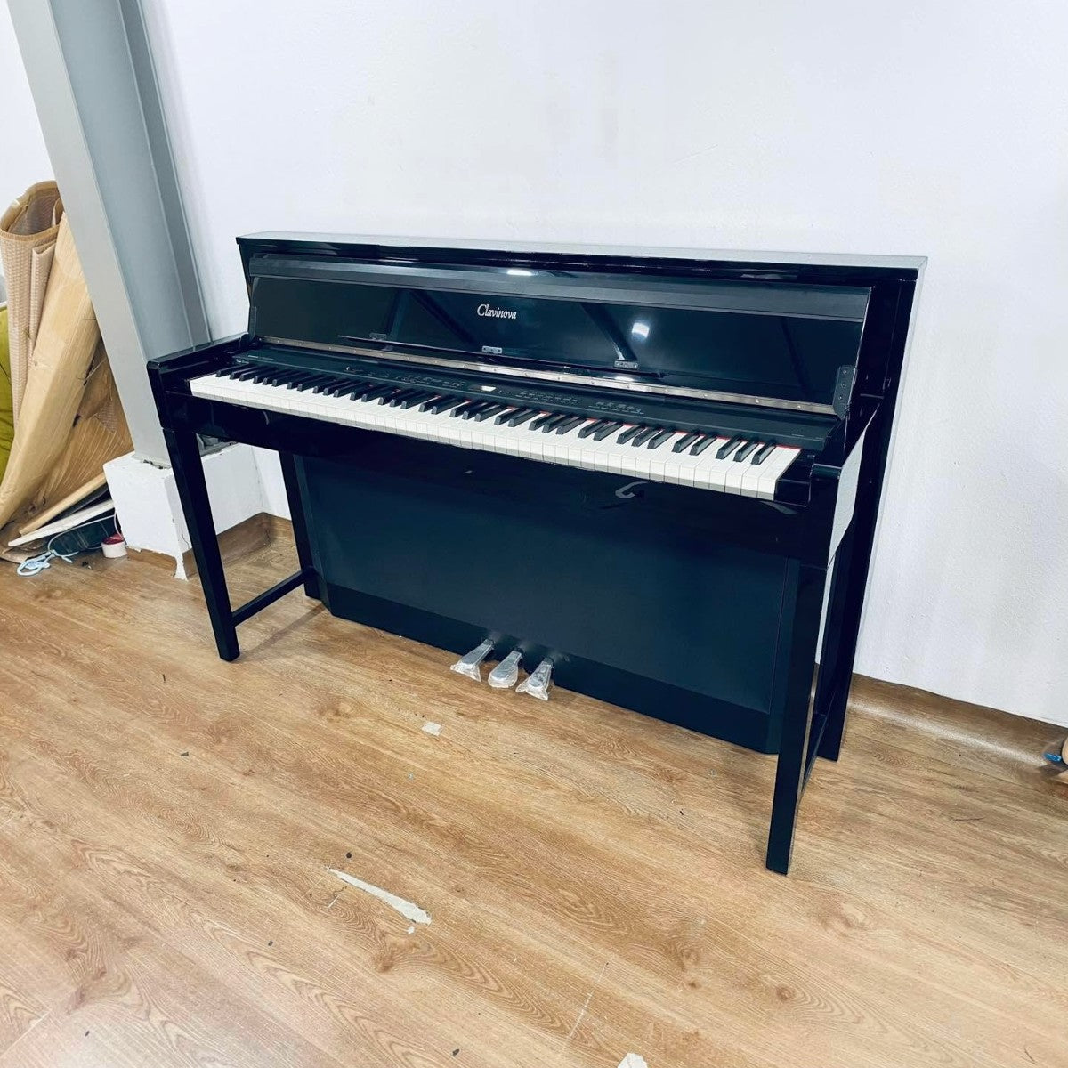 Đàn piano điện Yamaha SCLP-308 PE màu đen bóng sang trọng với bàn phím gỗ Natural Wood tại TÂN NHẠC CỤ