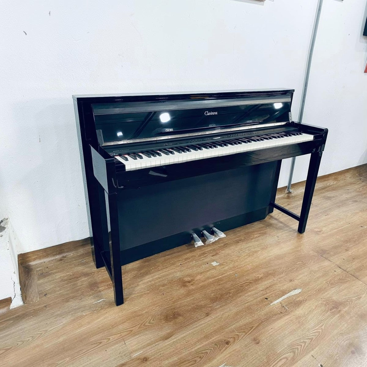 Đàn piano điện Yamaha SCLP-308 PE màu đen bóng với bàn phím gỗ Natural Wood tại cửa hàng TÂN NHẠC CỤ