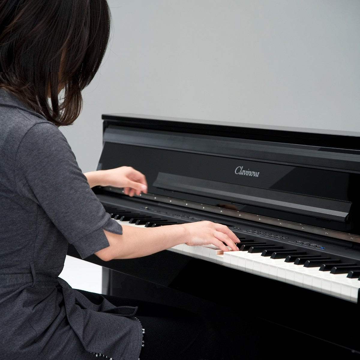 Người chơi đàn piano điện Yamaha SCLP-308 PE màu đen bóng với bàn phím gỗ tại TÂN NHẠC CỤ