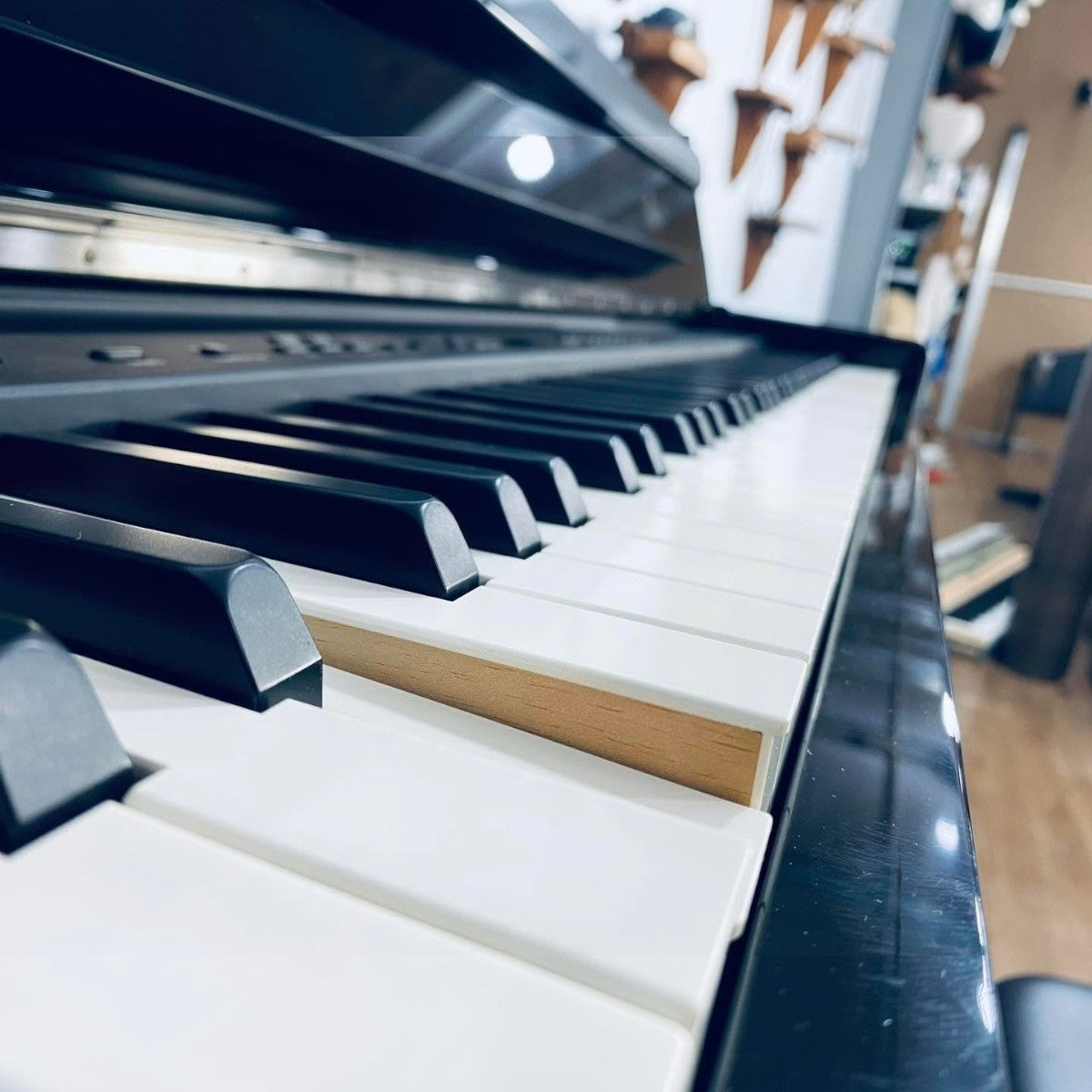 Bàn phím gỗ Natural Wood của đàn piano điện Yamaha SCLP-308 PE màu đen bóng tại TÂN NHẠC CỤ