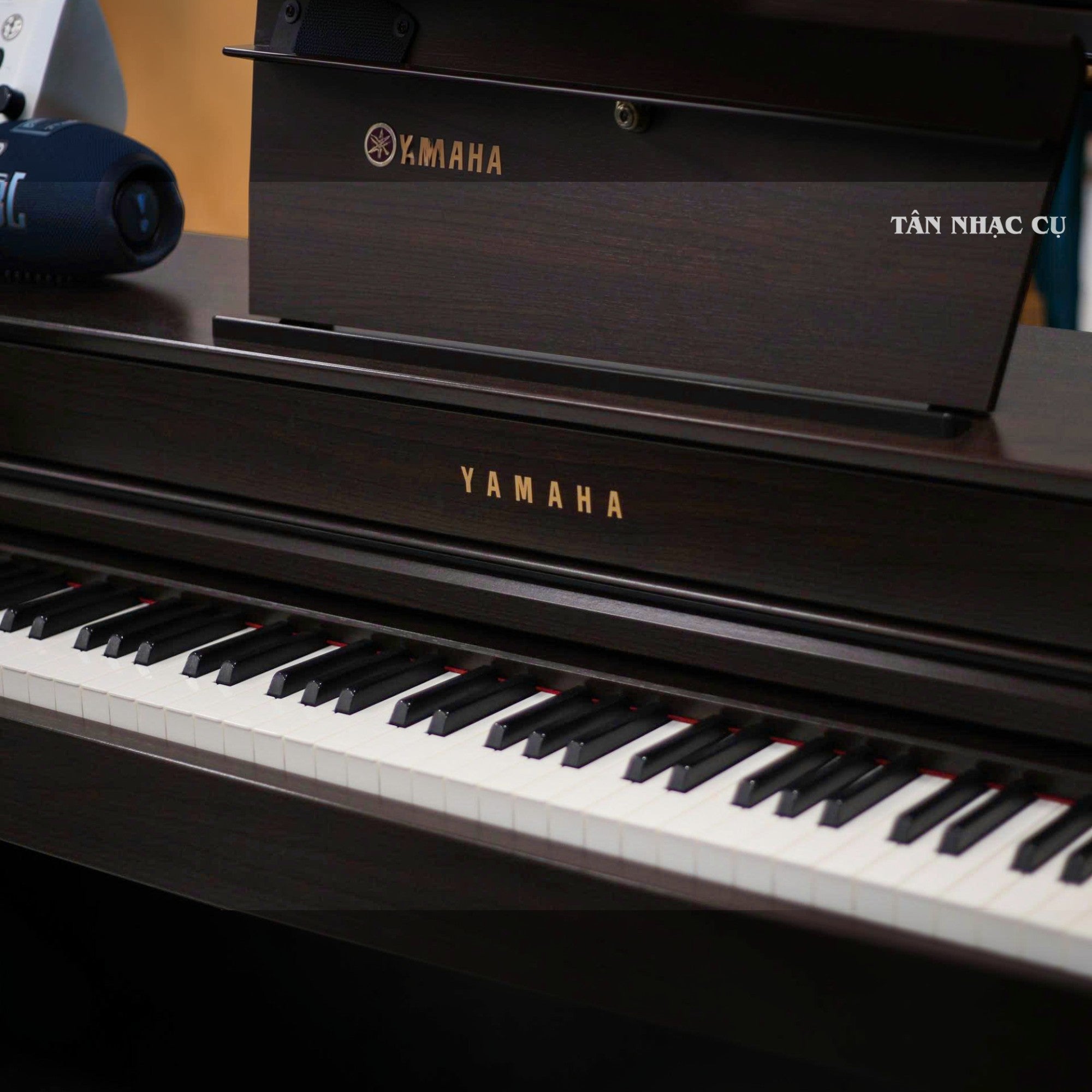 Đàn piano điện Yamaha SCLP6350 màu nâu gỗ sang trọng tại TÂN NHẠC CỤ với thiết kế phím đàn tinh tế