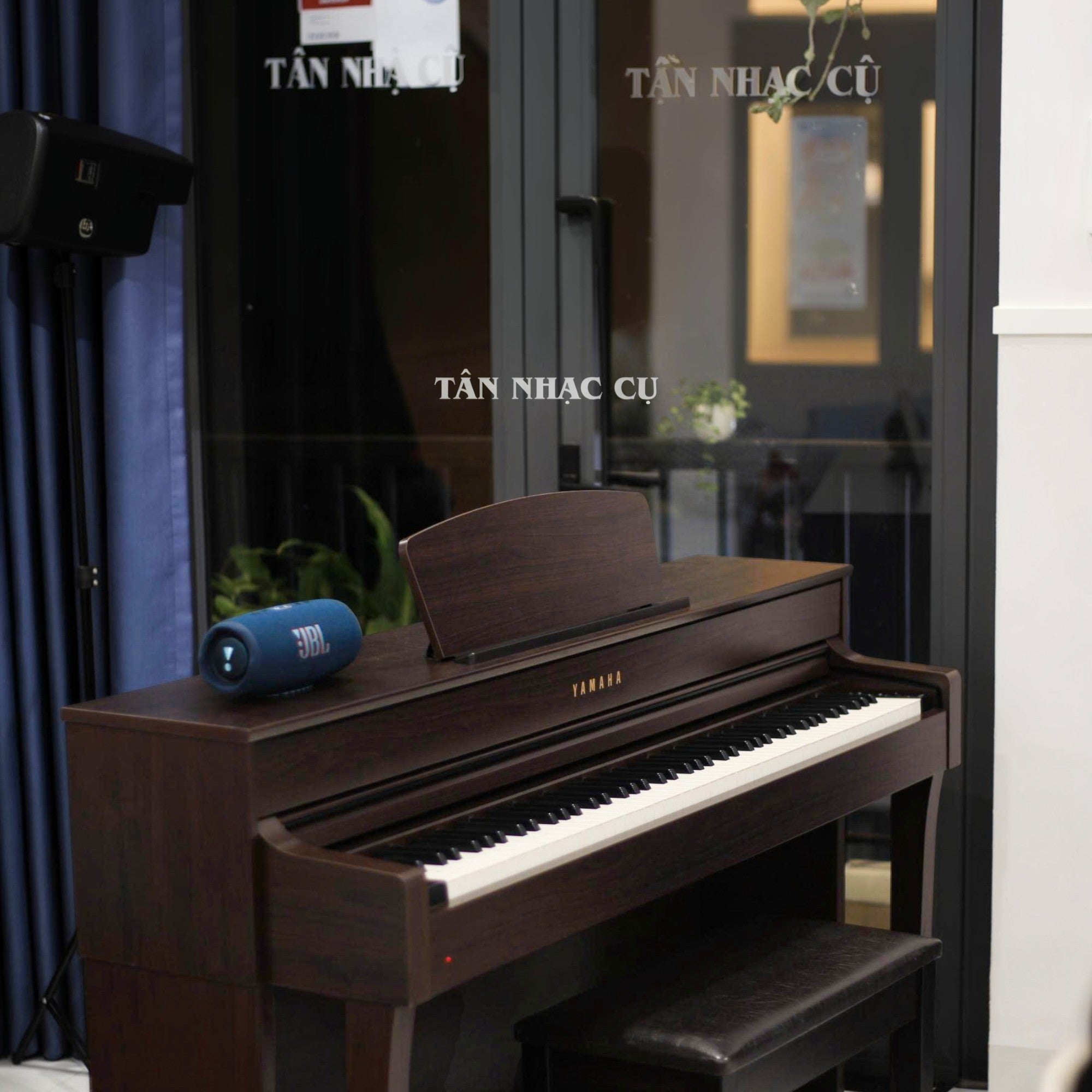 Đàn piano điện Yamaha SCLP6350 màu nâu gỗ sang trọng tại cửa hàng TÂN NHẠC CỤ