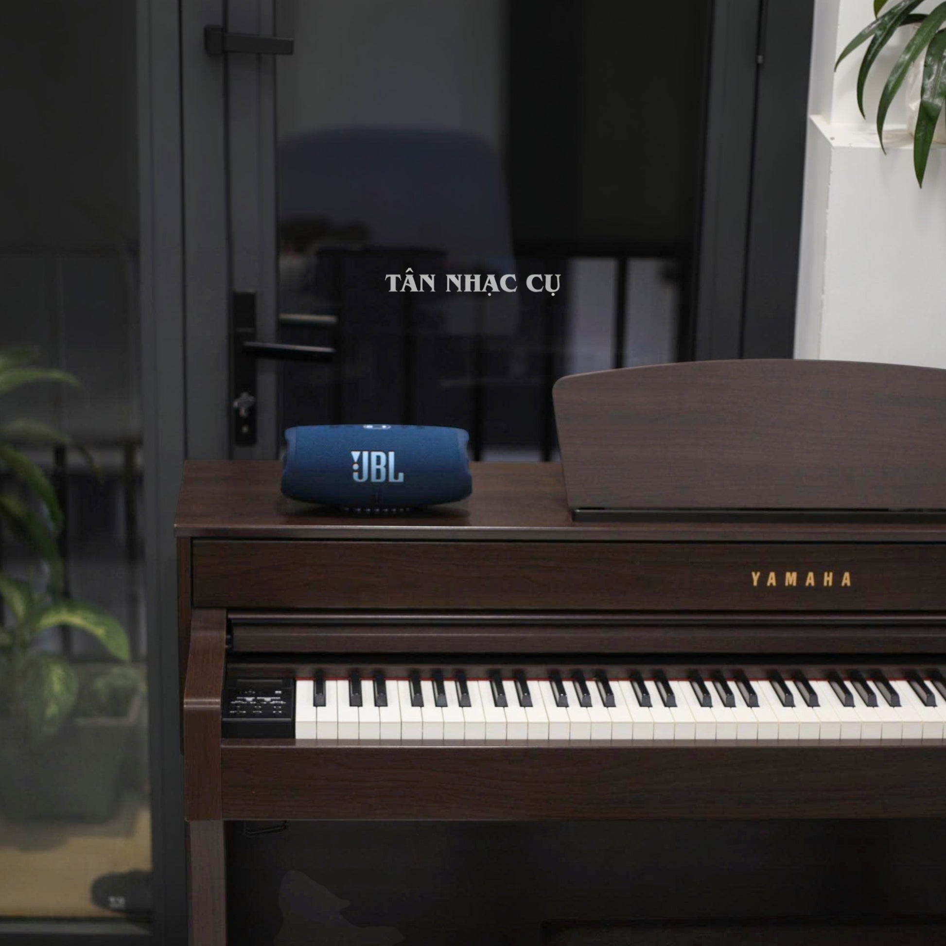 Đàn piano điện Yamaha SCLP6350 màu nâu gỗ sang trọng tại cửa hàng TÂN NHẠC CỤ