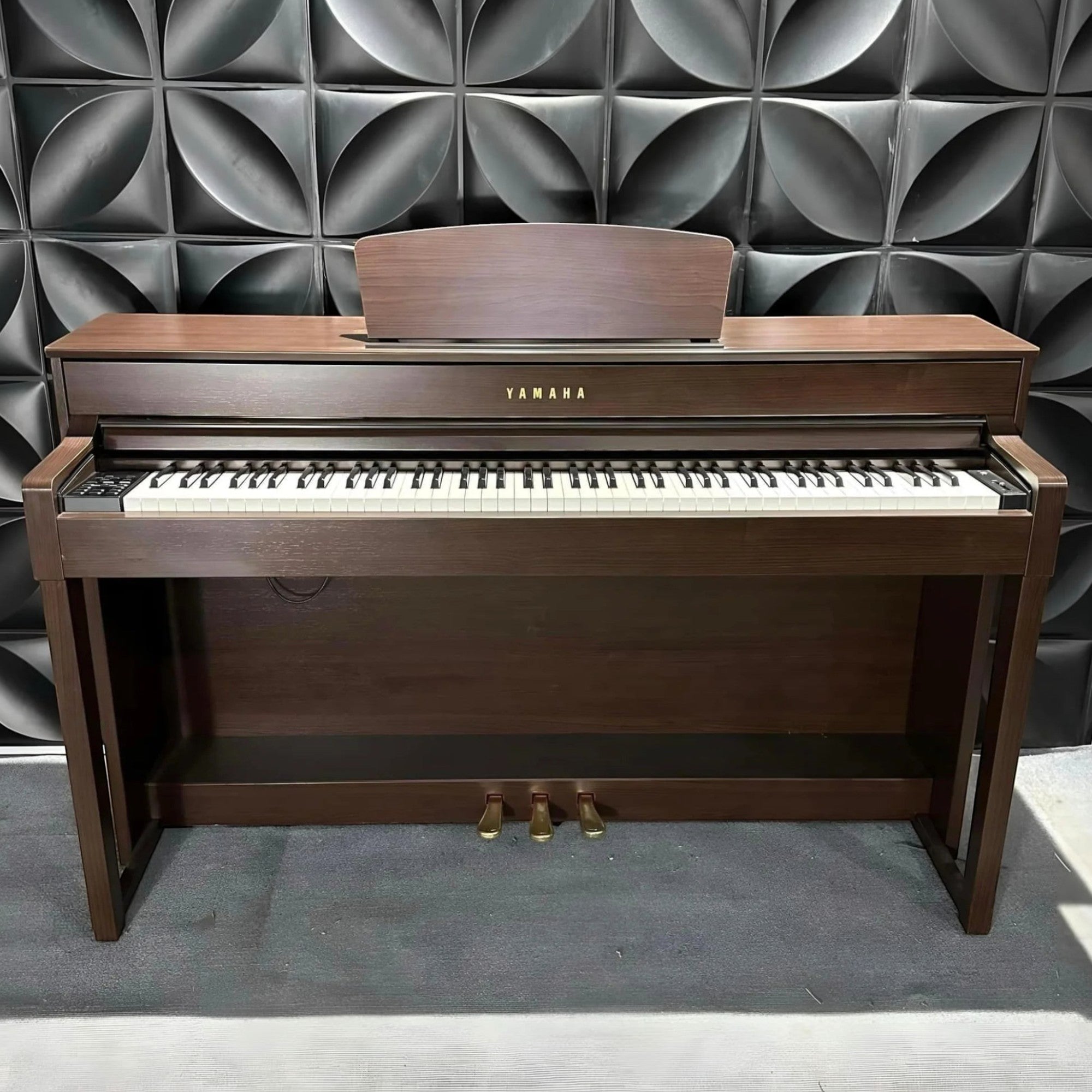 Đàn piano điện Yamaha SCLP6350 màu nâu gỗ sang trọng tại TÂN NHẠC CỤ với thiết kế upright cổ điển và bàn phím GH3X