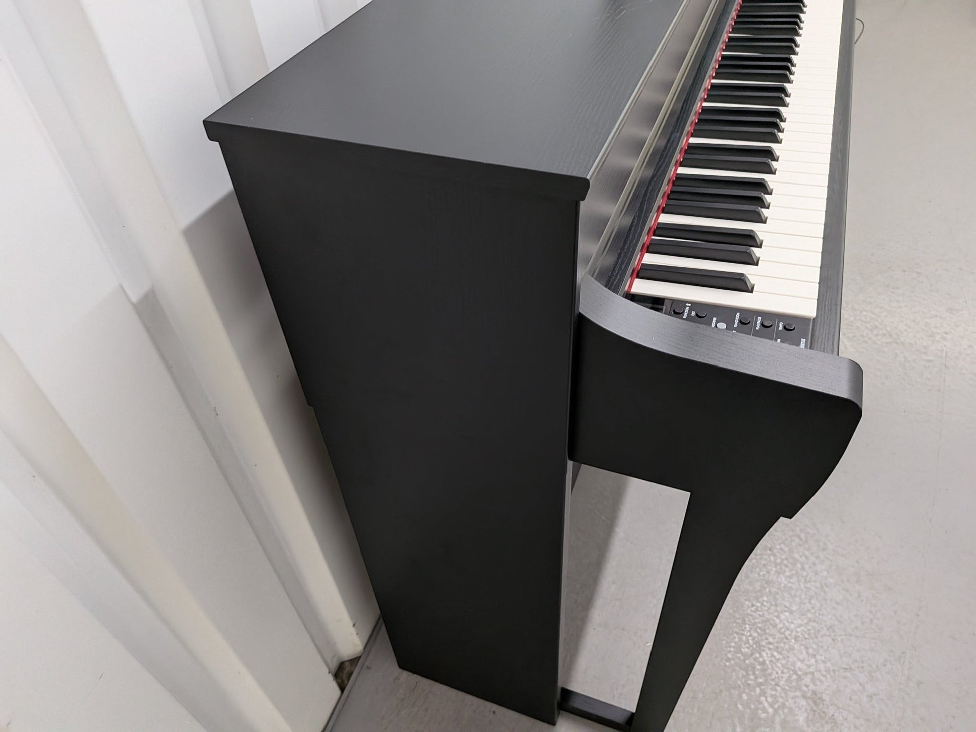 Đàn piano điện Yamaha SCLP7450 màu đen tại TÂN NHẠC CỤ với thiết kế dáng tủ sang trọng và bàn phím gỗ GrandTouch-S