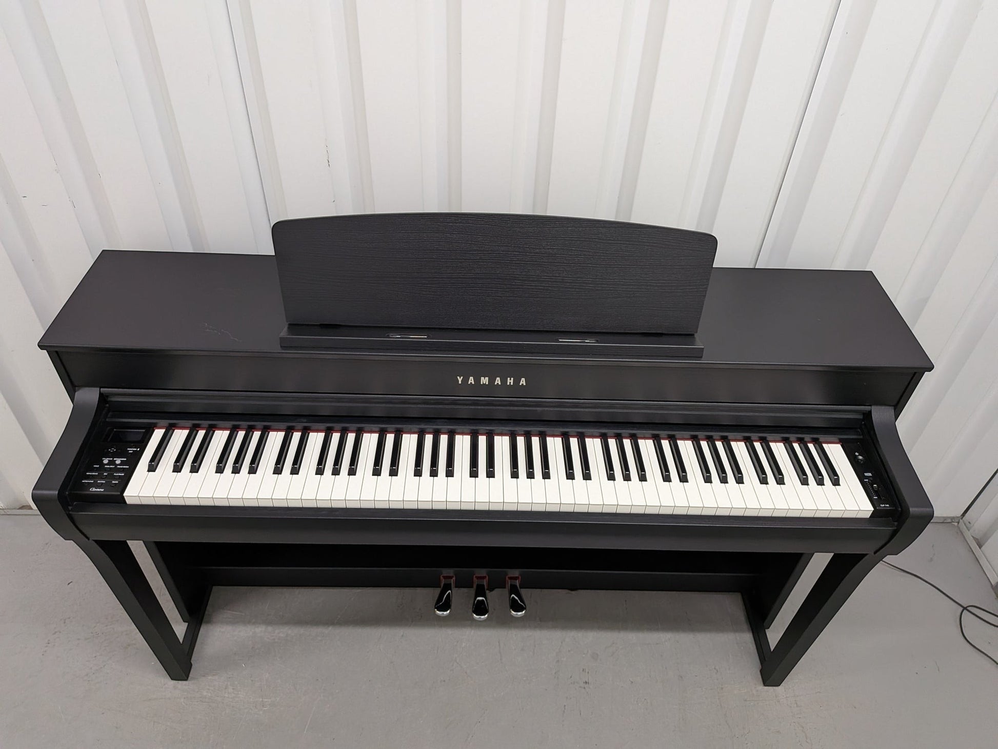 Đàn piano điện Yamaha SCLP7450 màu đen sang trọng tại Tân Nhạc Cụ với bàn phím gỗ GrandTouch-S cao cấp