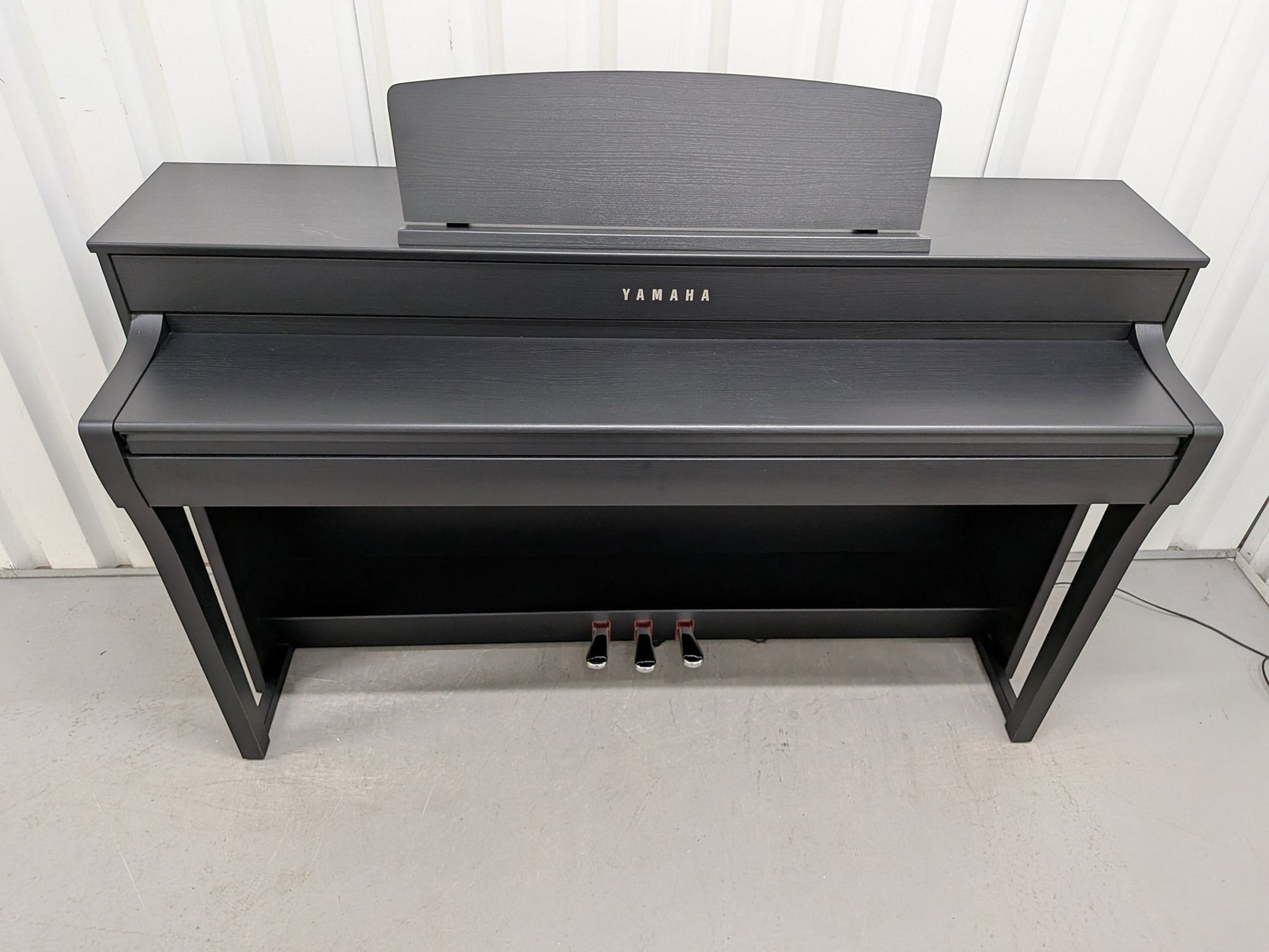Đàn piano điện Yamaha SCLP7450 màu đen sang trọng tại Tân Nhạc Cụ với thiết kế dáng tủ hiện đại và bàn phím gỗ cao cấp