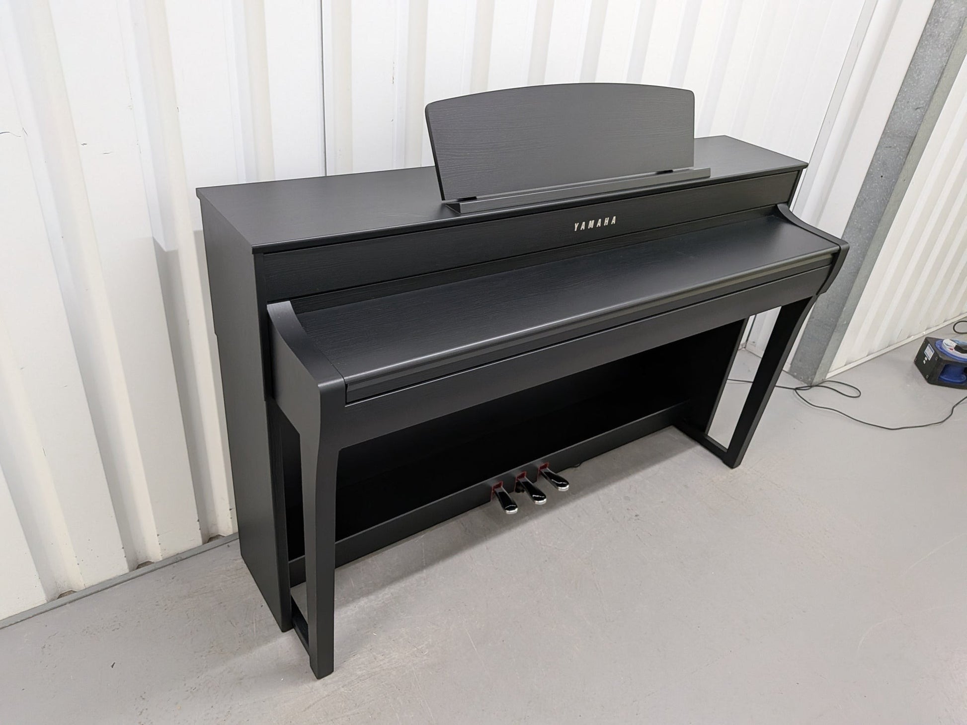 Đàn piano điện Yamaha SCLP7450 màu đen sang trọng tại Tân Nhạc Cụ với thiết kế dáng tủ hiện đại và bàn phím gỗ