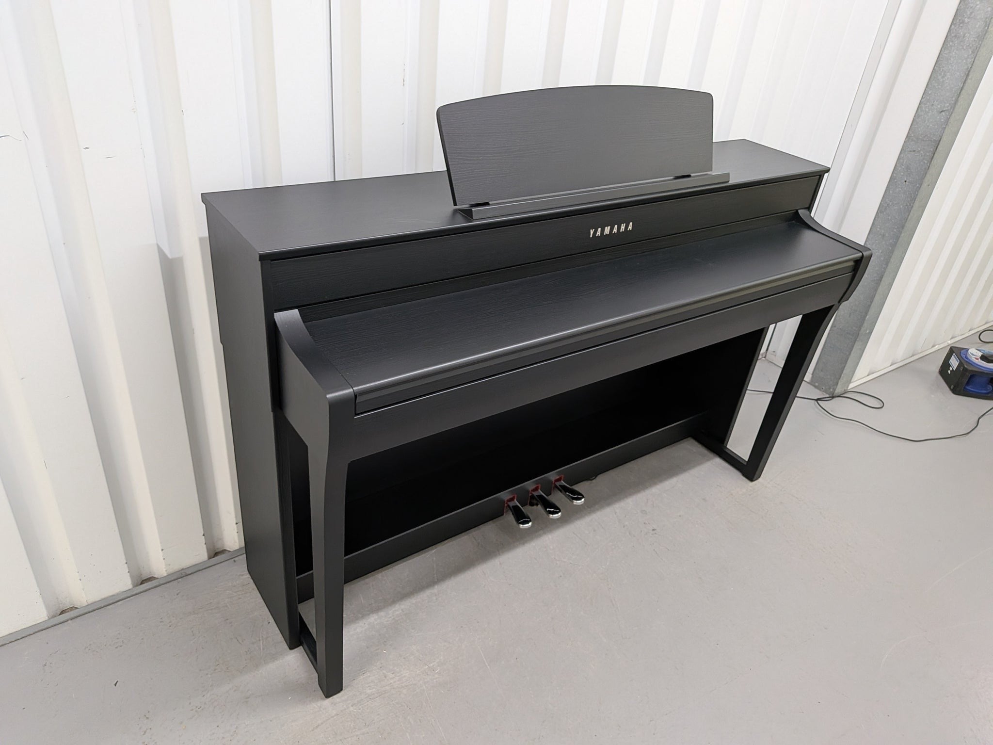Đàn piano điện Yamaha SCLP7450 màu đen sang trọng tại Tân Nhạc Cụ với thiết kế dáng tủ hiện đại và bàn phím gỗ