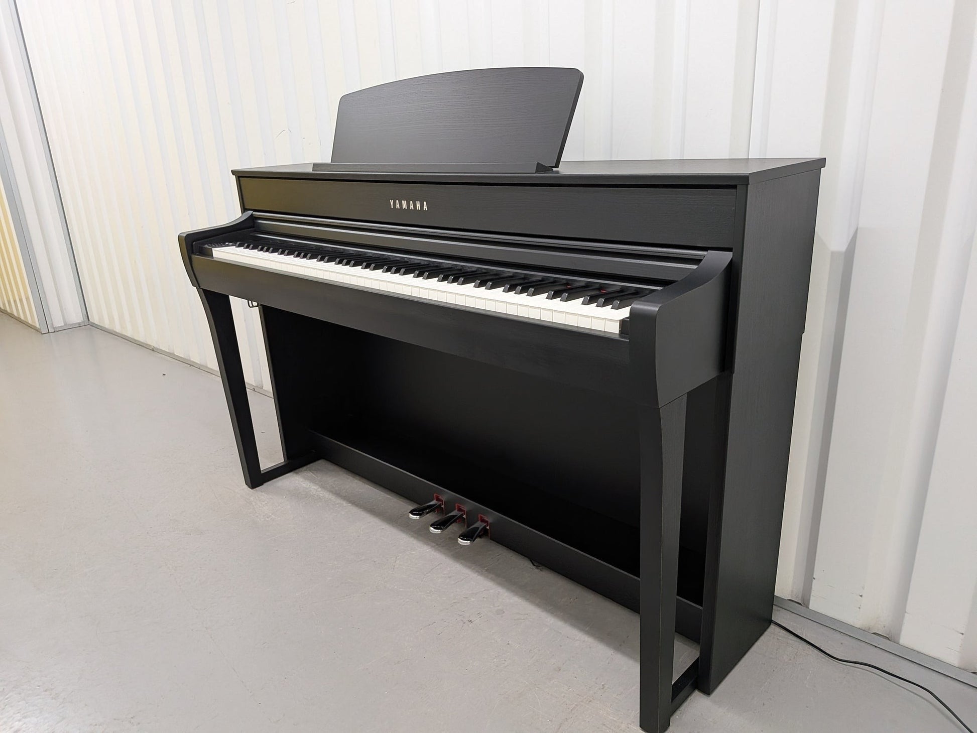 Đàn piano điện Yamaha SCLP7450 màu đen sang trọng tại Tân Nhạc Cụ với bàn phím gỗ GrandTouch-S cao cấp