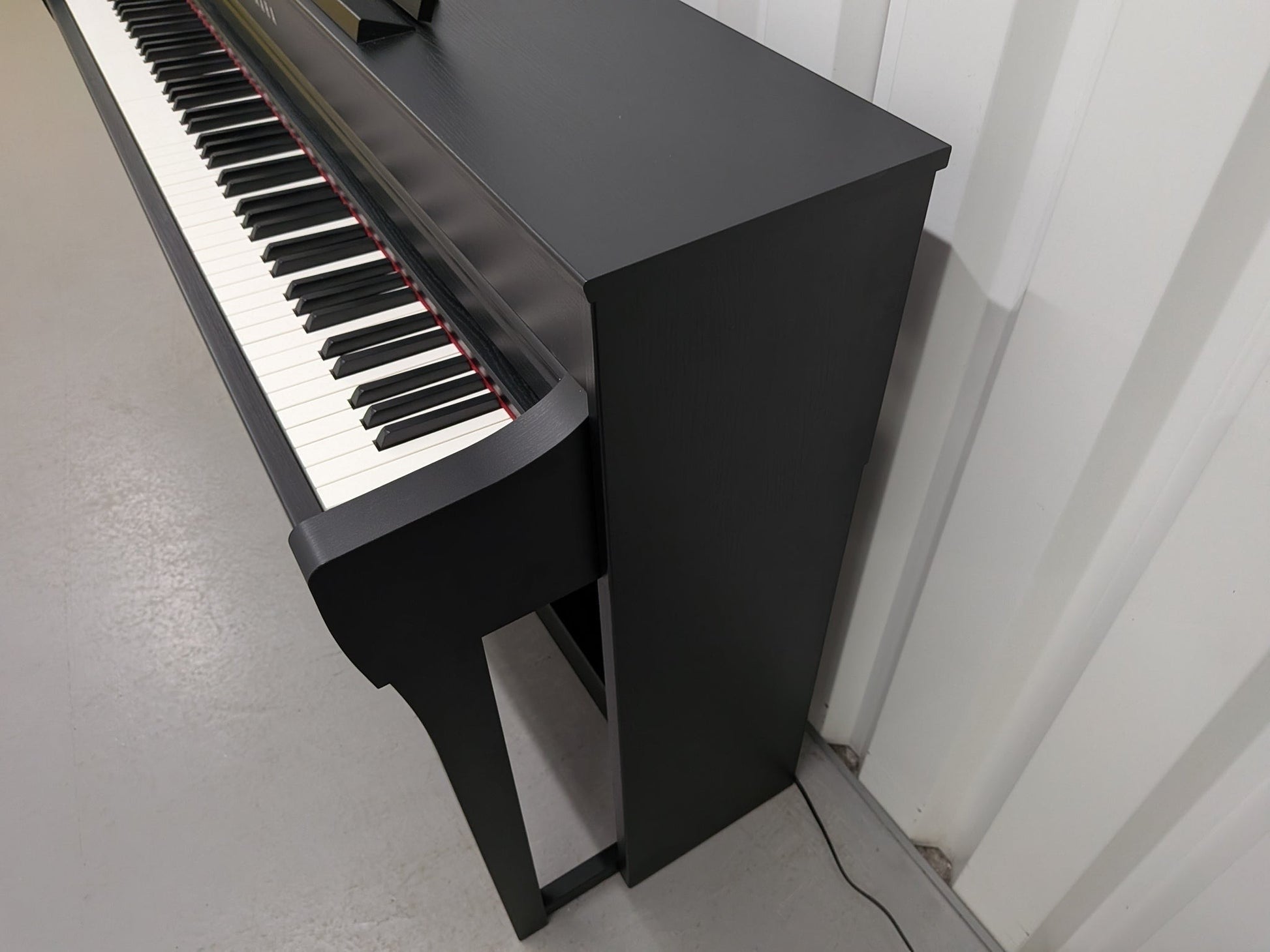 Đàn piano điện Yamaha SCLP7450 màu đen tại Tân Nhạc Cụ với bàn phím gỗ GrandTouch-S cao cấp