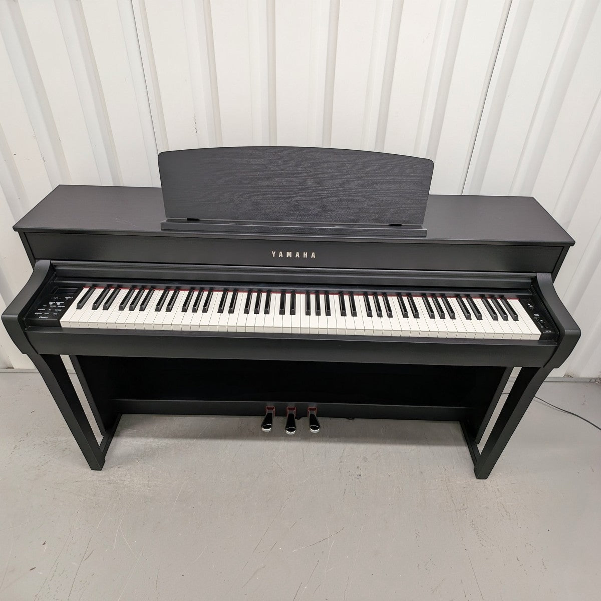 Đàn piano điện Yamaha SCLP7450 màu đen sang trọng tại TÂN NHẠC CỤ với bàn phím gỗ GrandTouch-S cao cấp