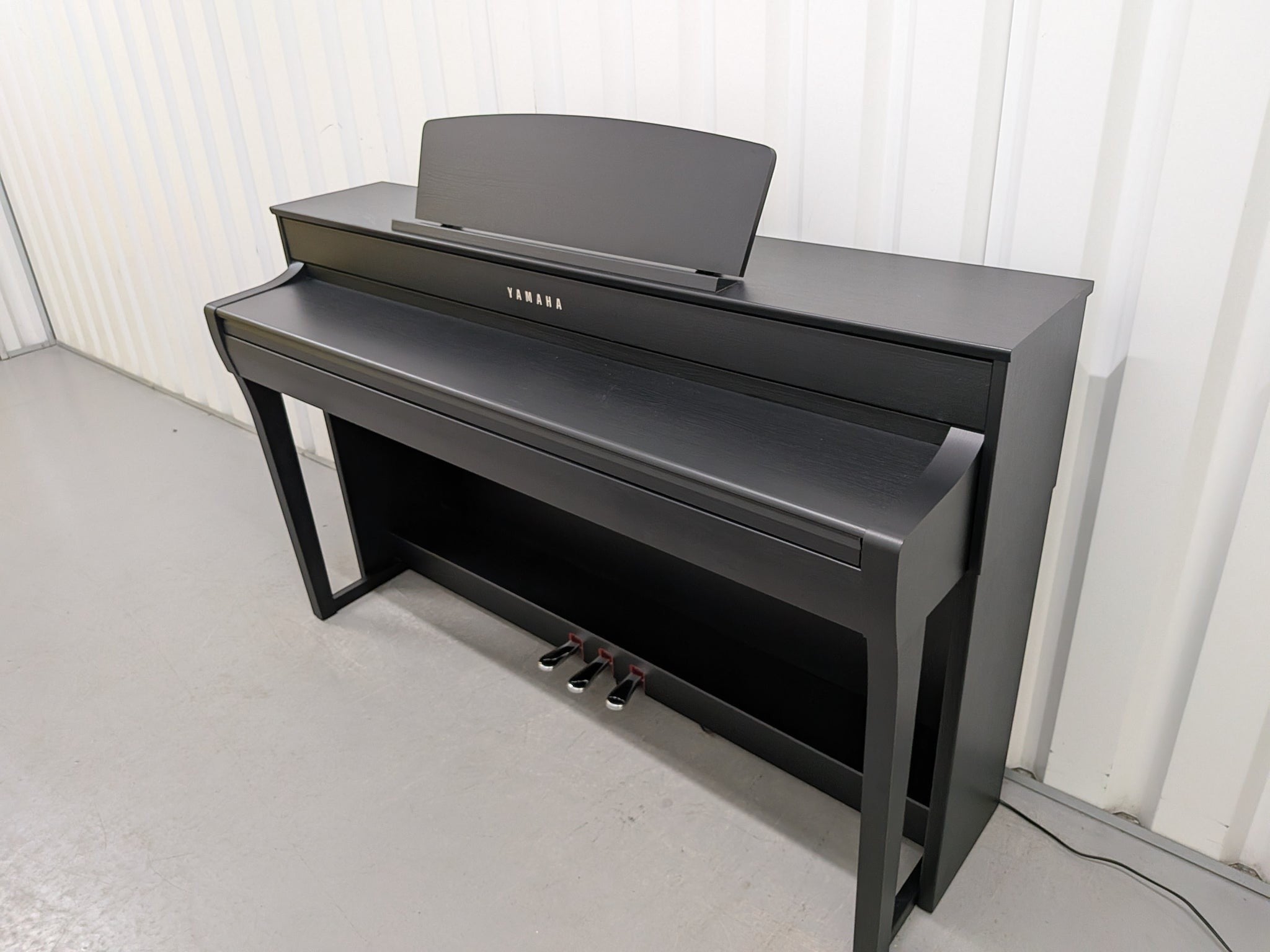 Đàn piano điện Yamaha SCLP7450 màu đen sang trọng tại TÂN NHẠC CỤ với thiết kế dáng tủ hiện đại và phím gỗ cao cấp