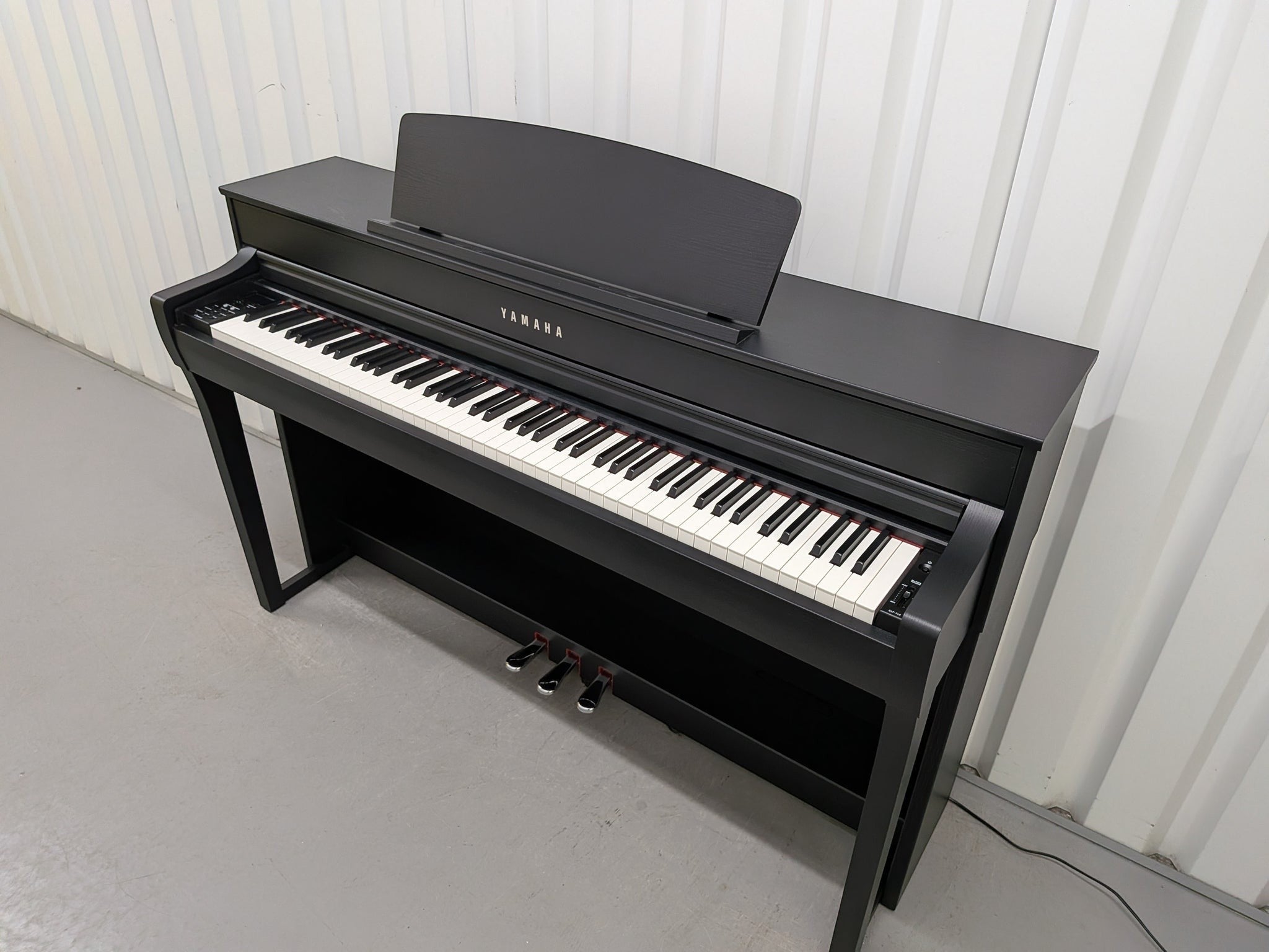 Đàn piano điện Yamaha SCLP7450 màu đen sang trọng tại TÂN NHẠC CỤ với bàn phím gỗ GrandTouch-S cao cấp