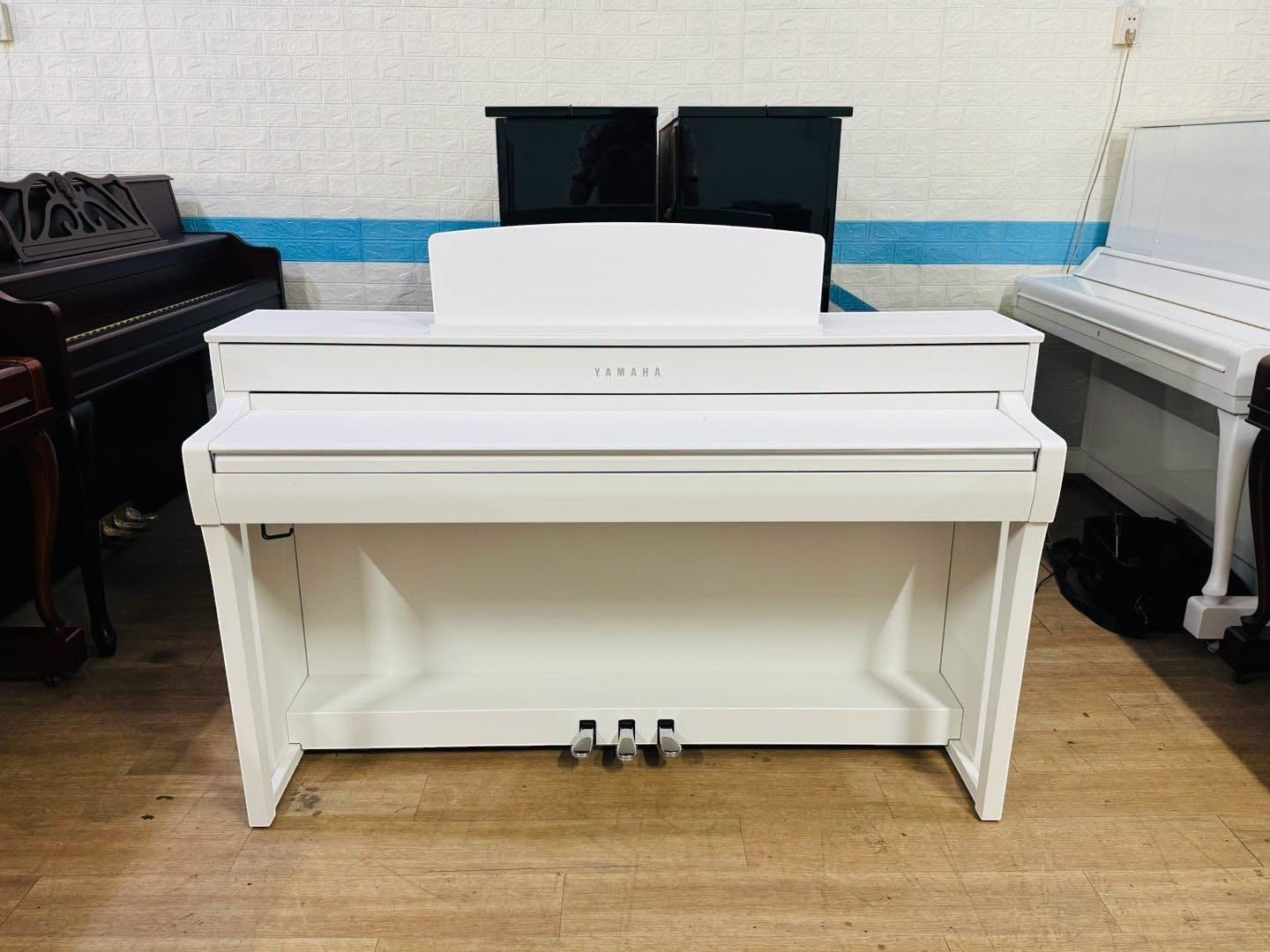 Đàn piano điện Yamaha SCLP7450 màu trắng sang trọng tại Tân Nhạc Cụ, thiết kế dáng tủ hiện đại với bàn phím gỗ.