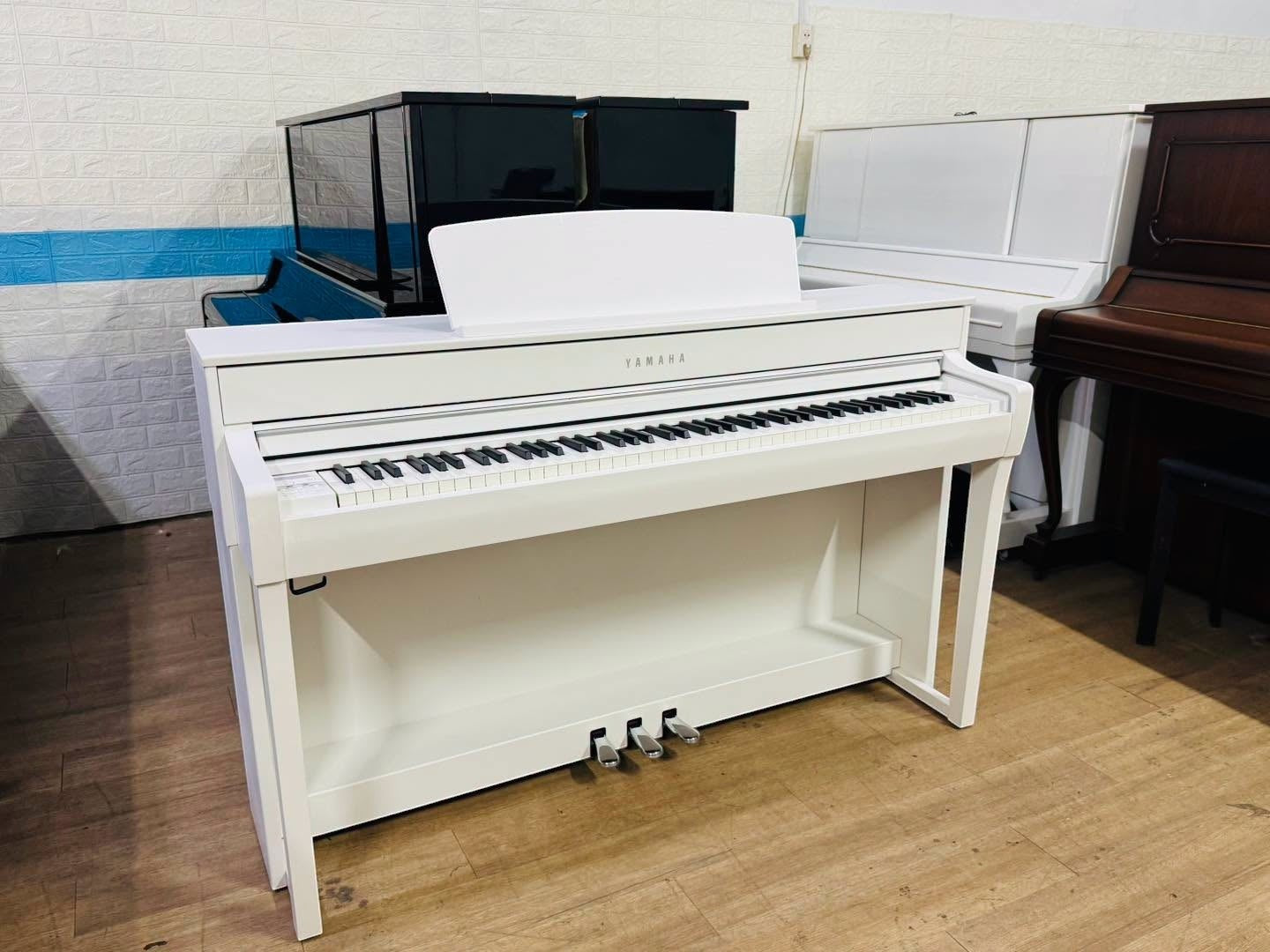 Đàn piano điện Yamaha SCLP7450 màu trắng tại showroom TÂN NHẠC CỤ, thiết kế dáng tủ sang trọng với bàn phím gỗ.